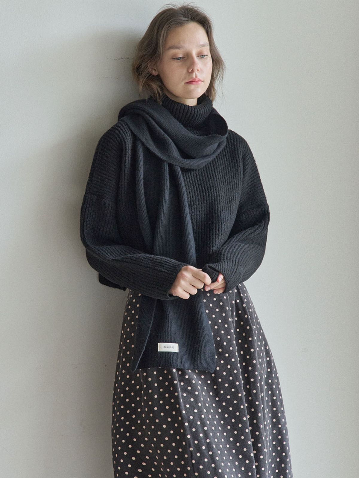 아방(AVANT-G) Turtleneck Cropped Knit Pullover - BLACK