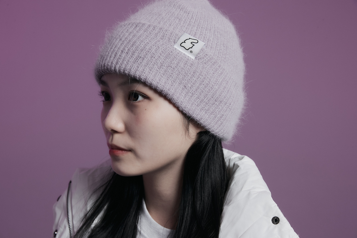 어퍼스트로피 콤마(APOSTROPHE COMMA) 리버시블 라벨 소프트 앙고라 비니 (라이트퍼플)