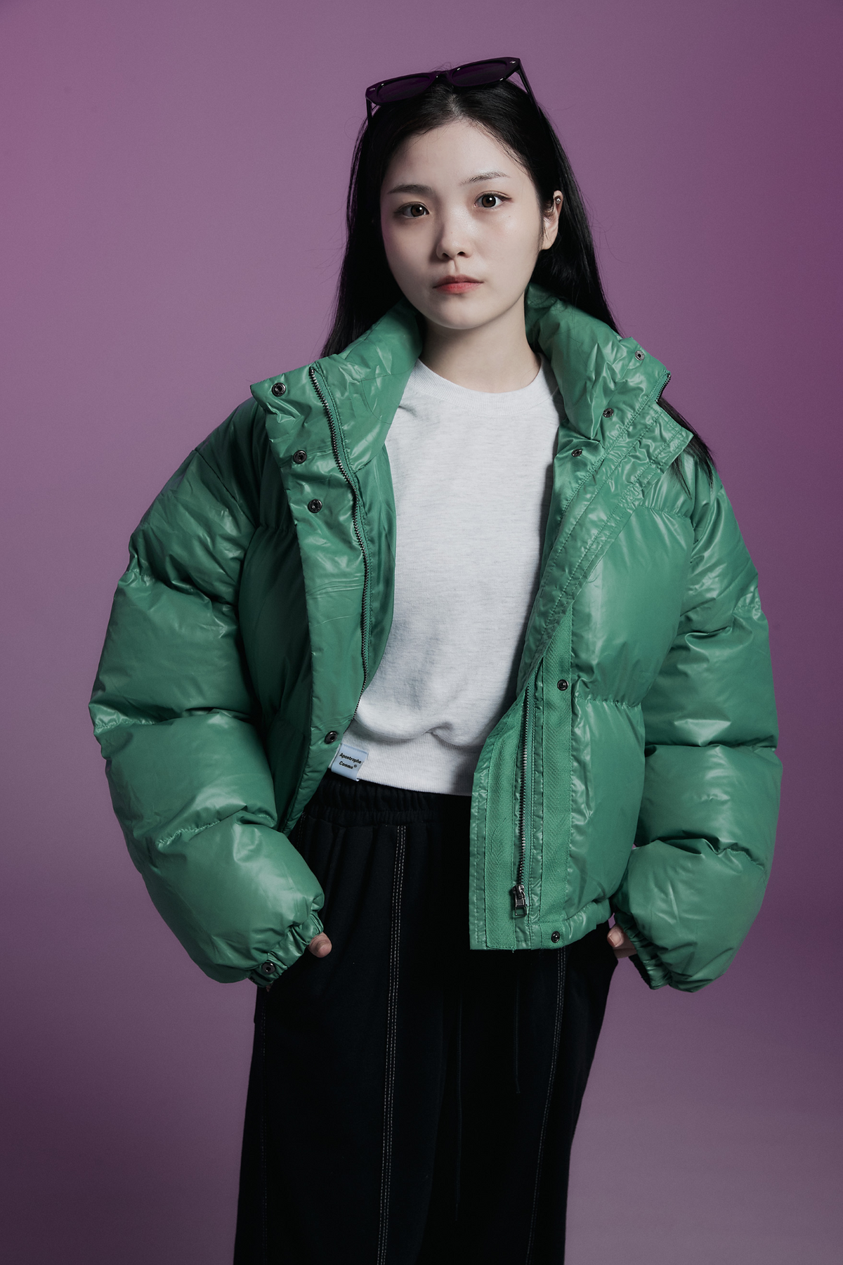 어퍼스트로피 콤마(APOSTROPHE COMMA) 바텀 라벨 포인트 글로시 숏 패딩 (그린)