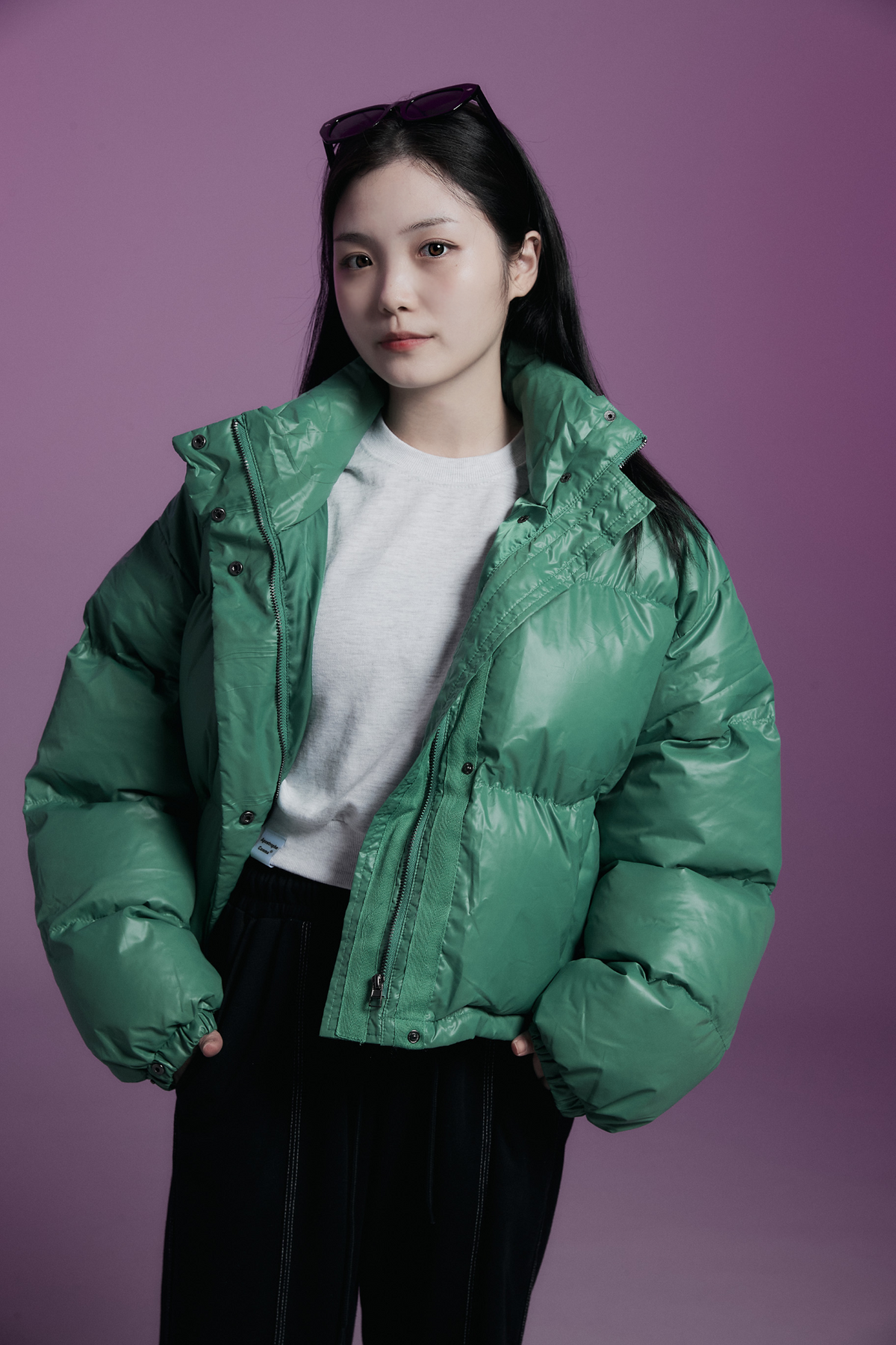 어퍼스트로피 콤마(APOSTROPHE COMMA) 바텀 라벨 포인트 글로시 숏 패딩 (그린)