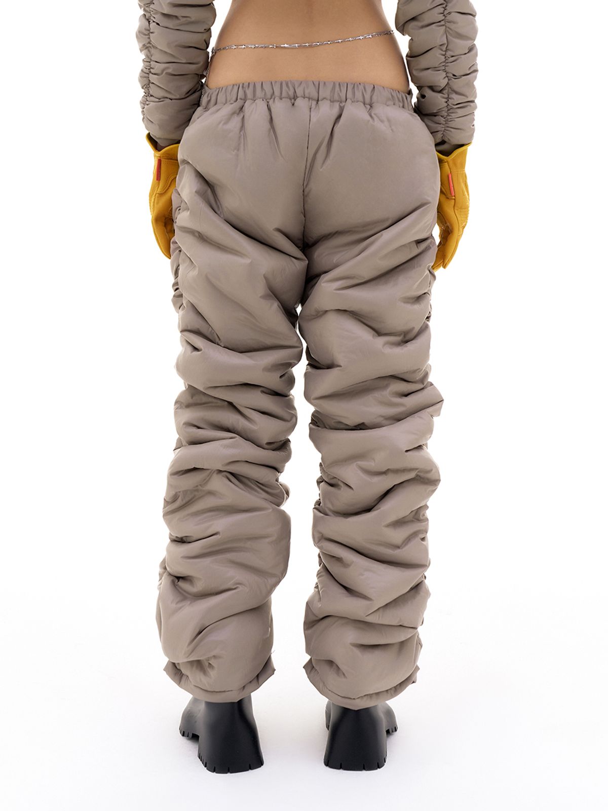 와이이이엘(YEEL) SHIRRING PADDED PANTS BEIGE