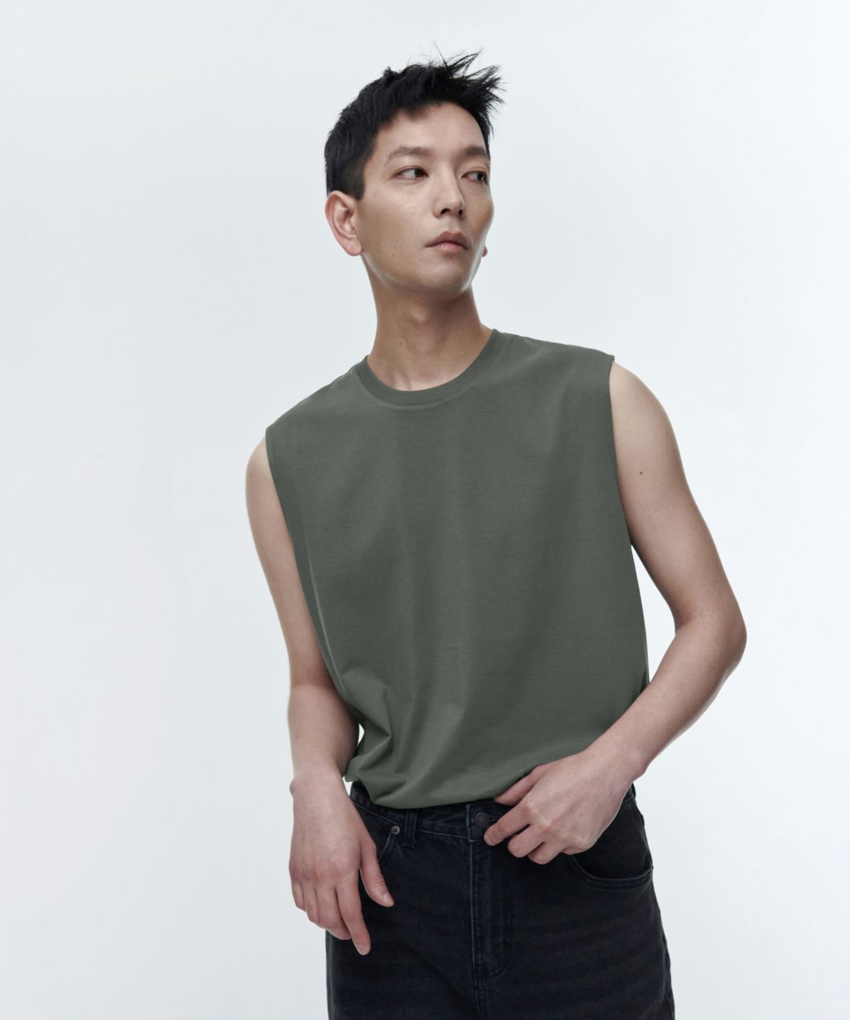 무신사 스탠다드(MUSINSA STANDARD) [쿨탠다드] 릴렉스드 슬리브리스 탑 [라이트 카키]