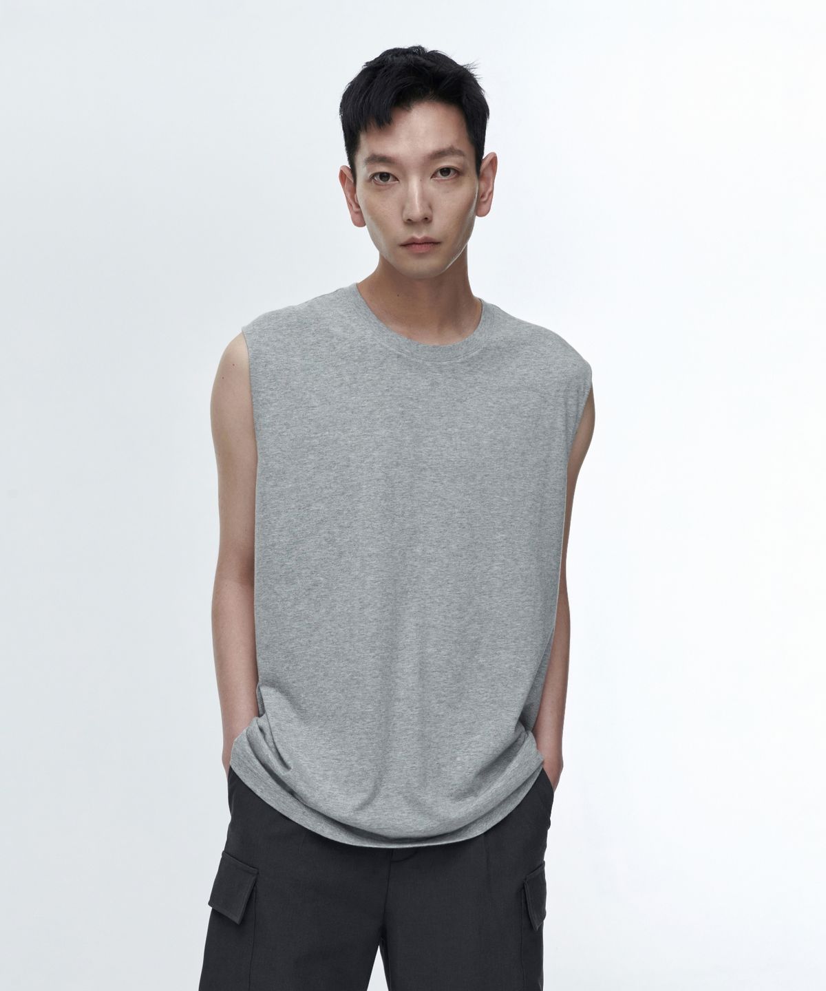 무신사 스탠다드(MUSINSA STANDARD) [쿨탠다드] 릴렉스드 슬리브리스 탑 [미디엄 그레이]