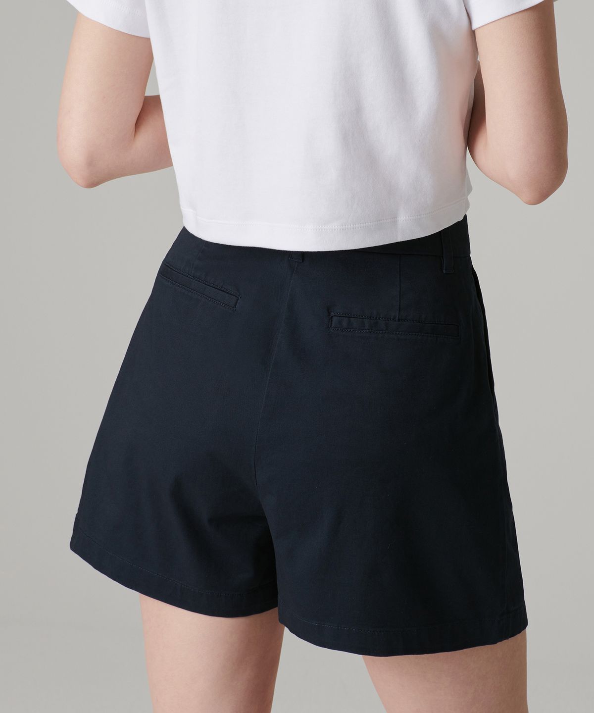 무신사 스탠다드 우먼(MUSINSA STANDARD WOMAN) 우먼즈 투 턱 와이드 치노 쇼츠 [네이비]
