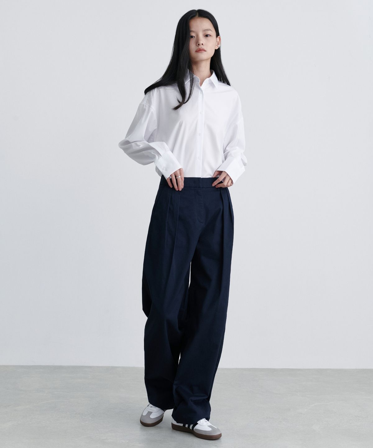 무신사 스탠다드 우먼(MUSINSA STANDARD WOMAN) 우먼즈 리버스 투 턱 와이드 치노 팬츠 [네이비]