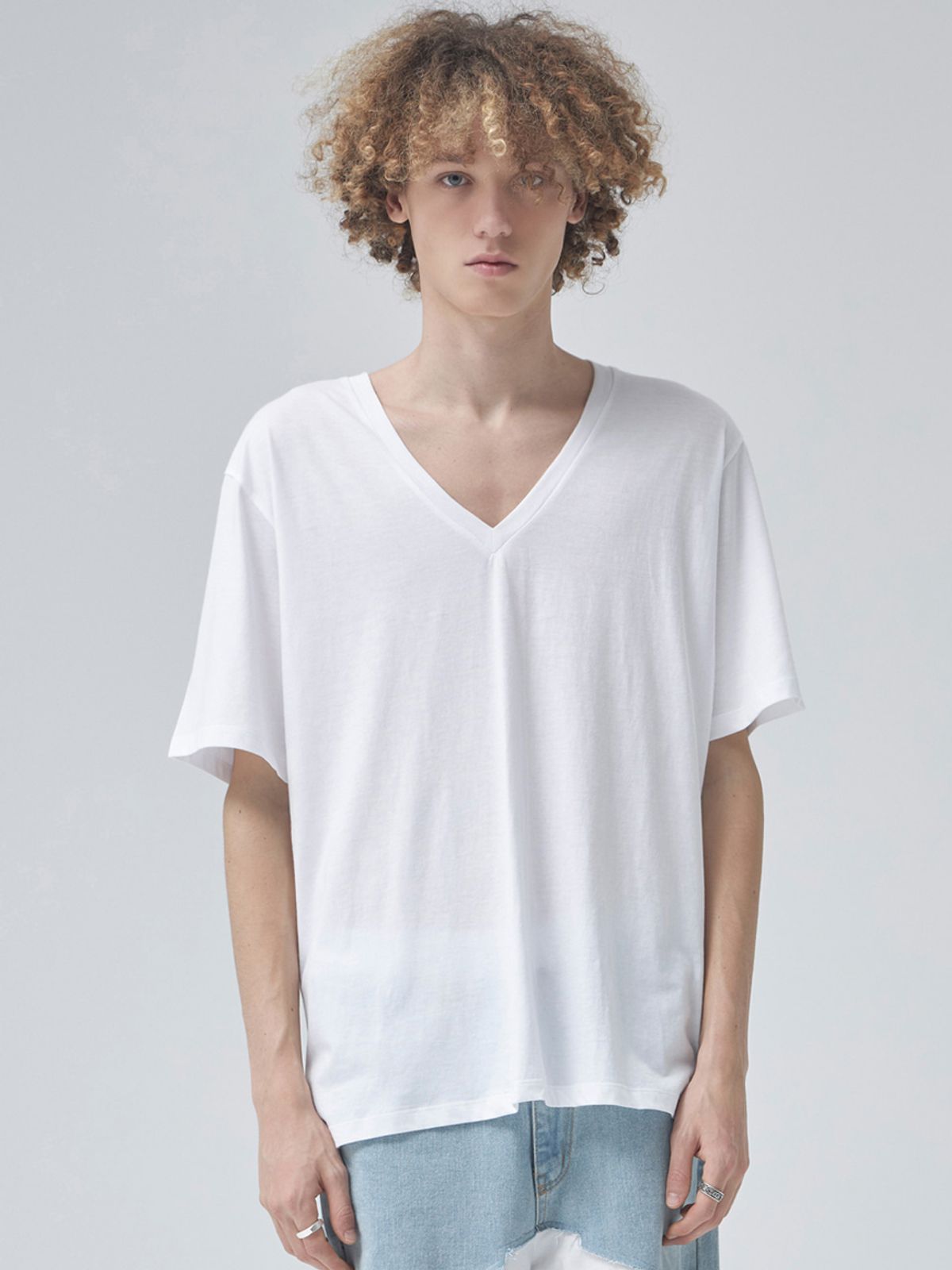 고저(GOZER) UNDER V-NECK HALF T-SHIRT_WHITE