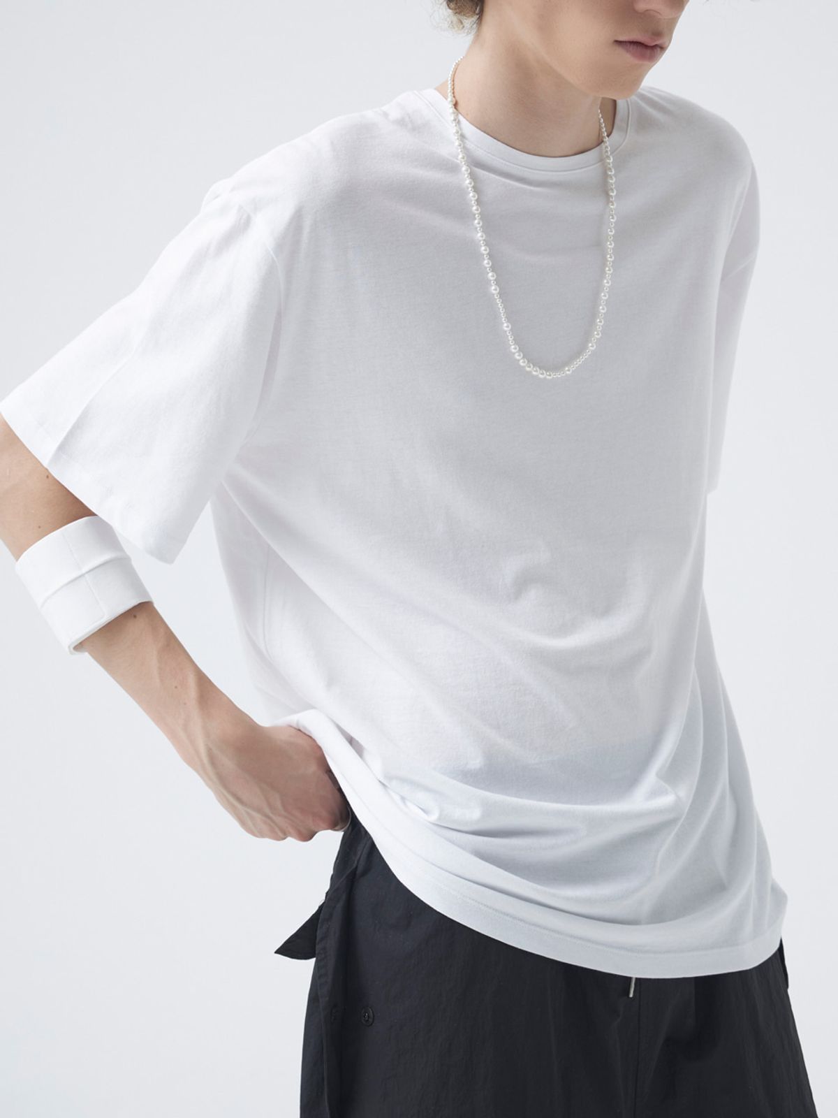 고저(GOZER) UNDER HALF ROUND-NECK T-SHIRT_WHITE