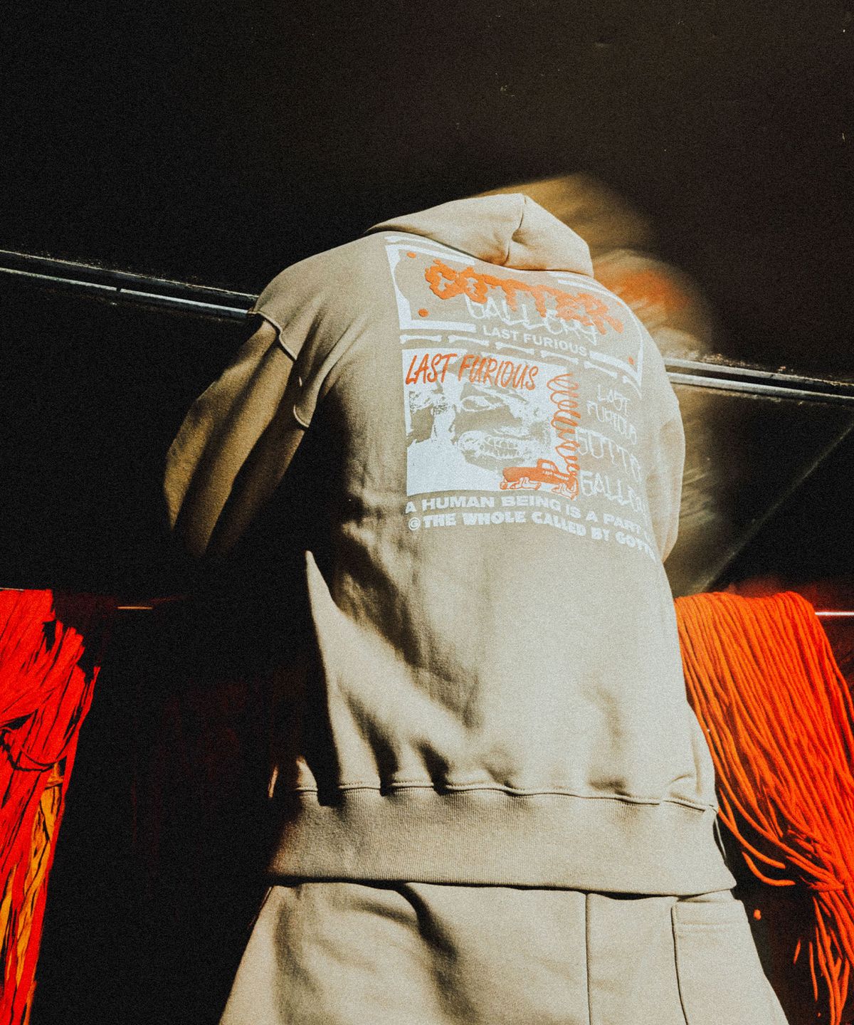 가터갤러리(GOTTER GALLERY) EMBOSS PRINT HOODIE_BE(기모)
