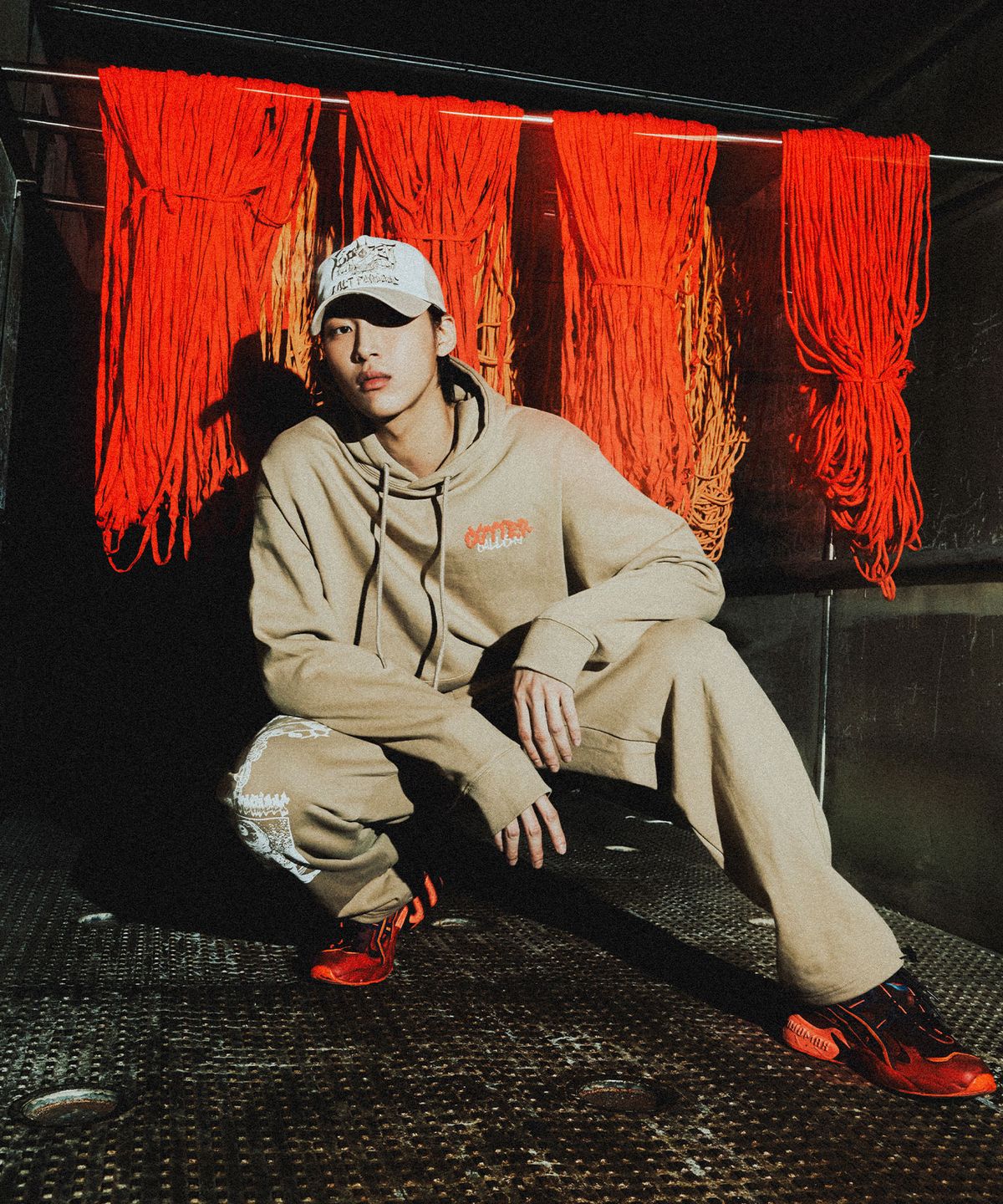 가터갤러리(GOTTER GALLERY) EMBOSS PRINT HOODIE_BE(기모)