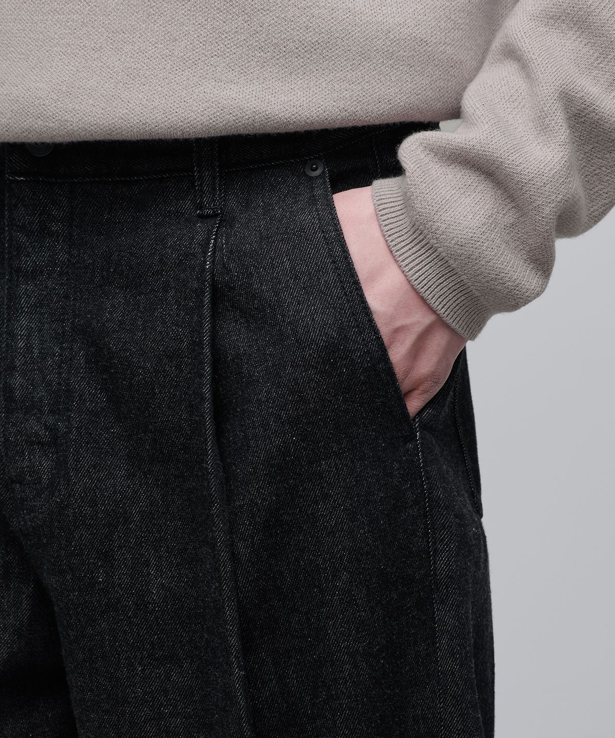 무신사 스탠다드(MUSINSA STANDARD) CONE 딥 턱 커브드 데님 팬츠 [로우 블랙]