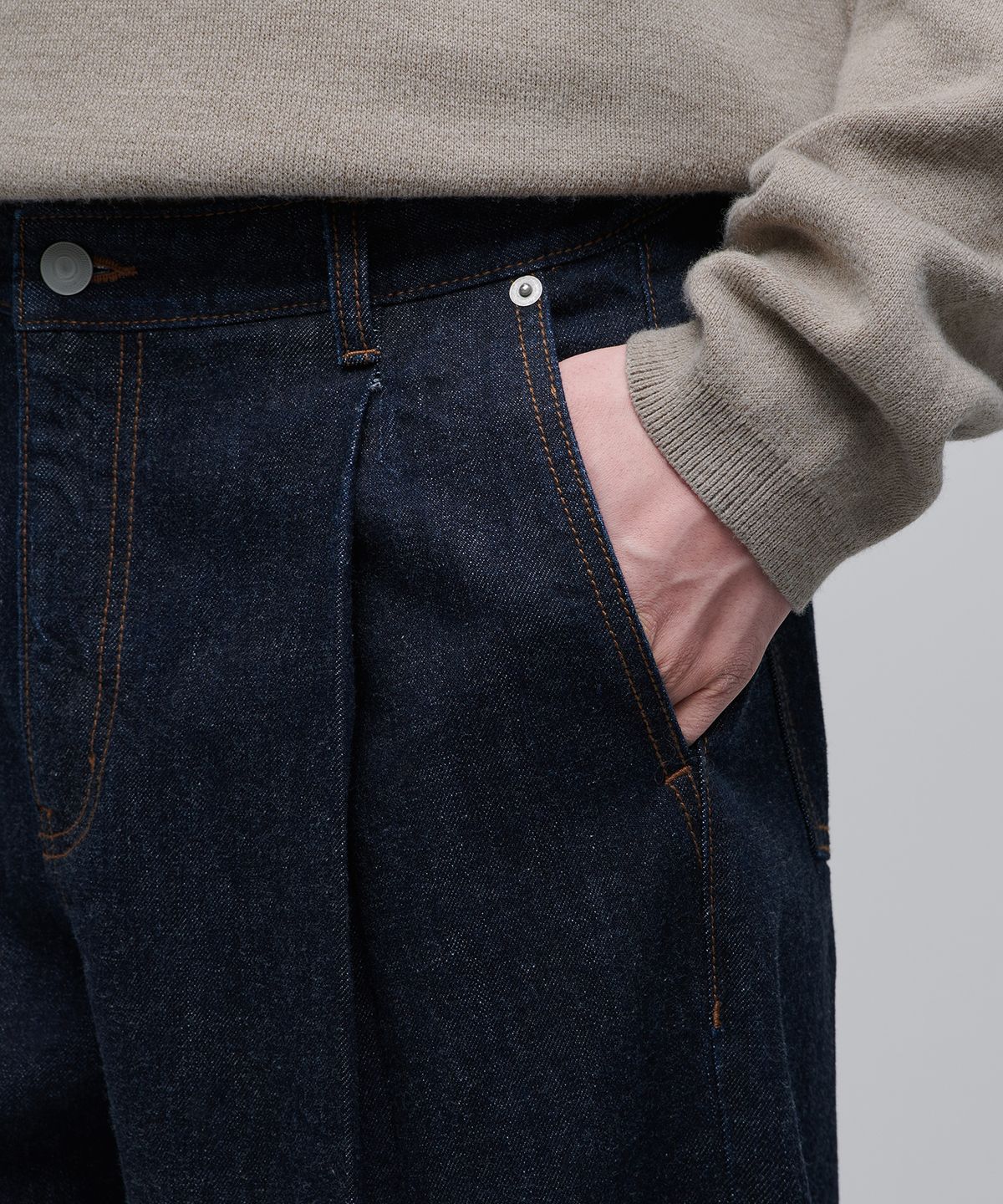 무신사 스탠다드(MUSINSA STANDARD) CONE 딥 턱 커브드 데님 팬츠 [딥 인디고]