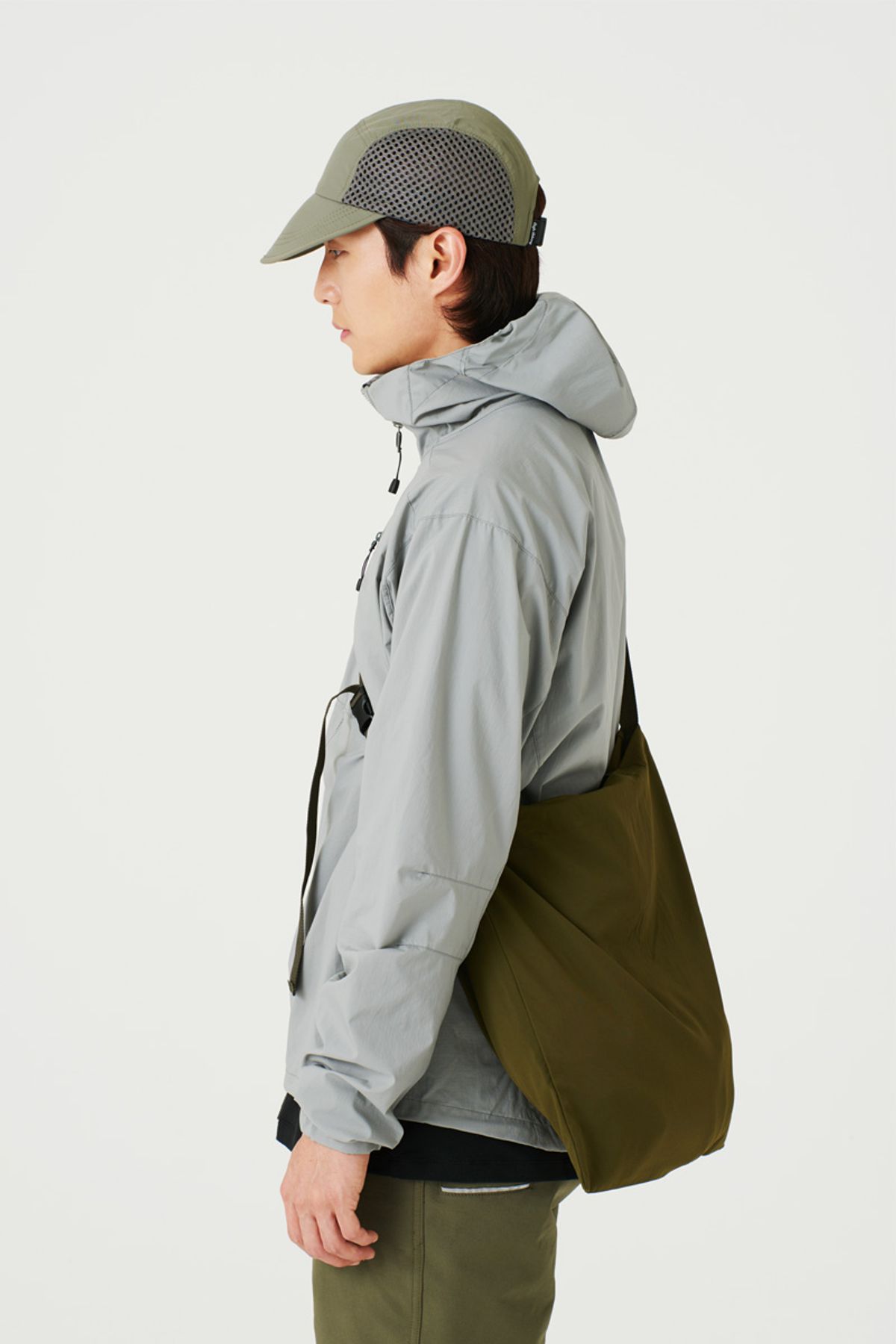 하이하이킹(HIGHHIKING) USEFUL 투웨이 리사이클원단 토트백 ( 브라운 카키 )