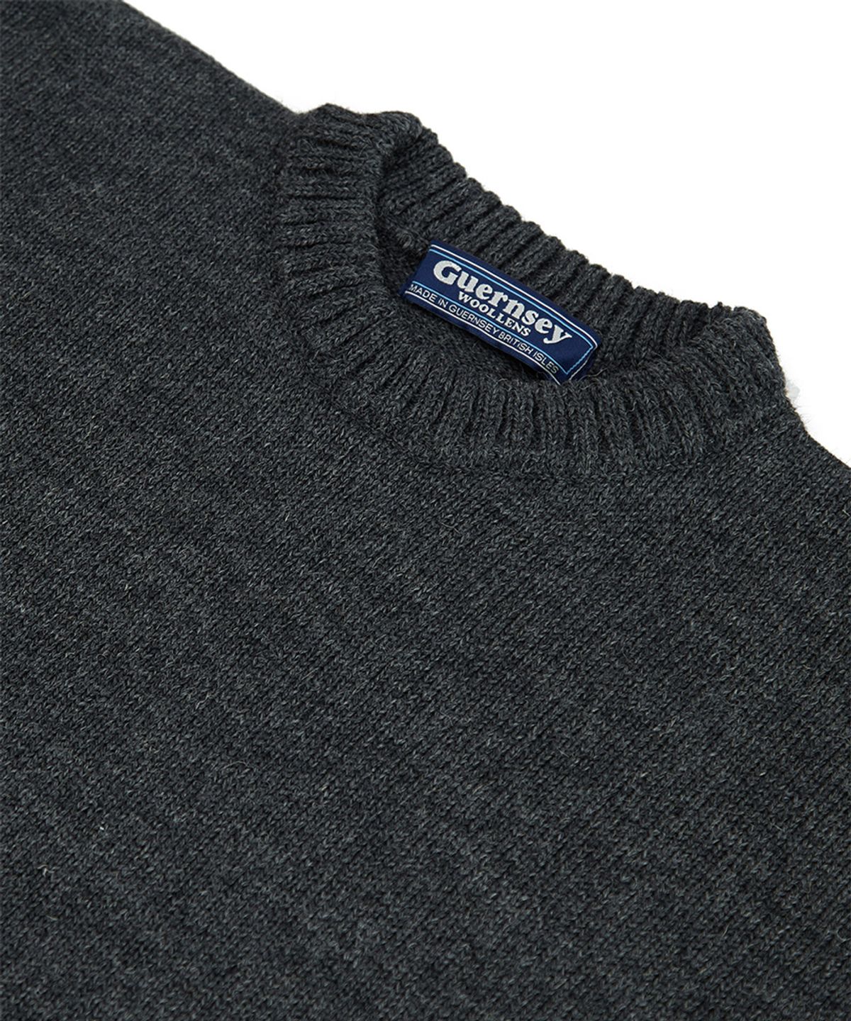 건지 울른스(Guernsey Woollens) 크루넥 홀가먼트 스웨터 - 차콜