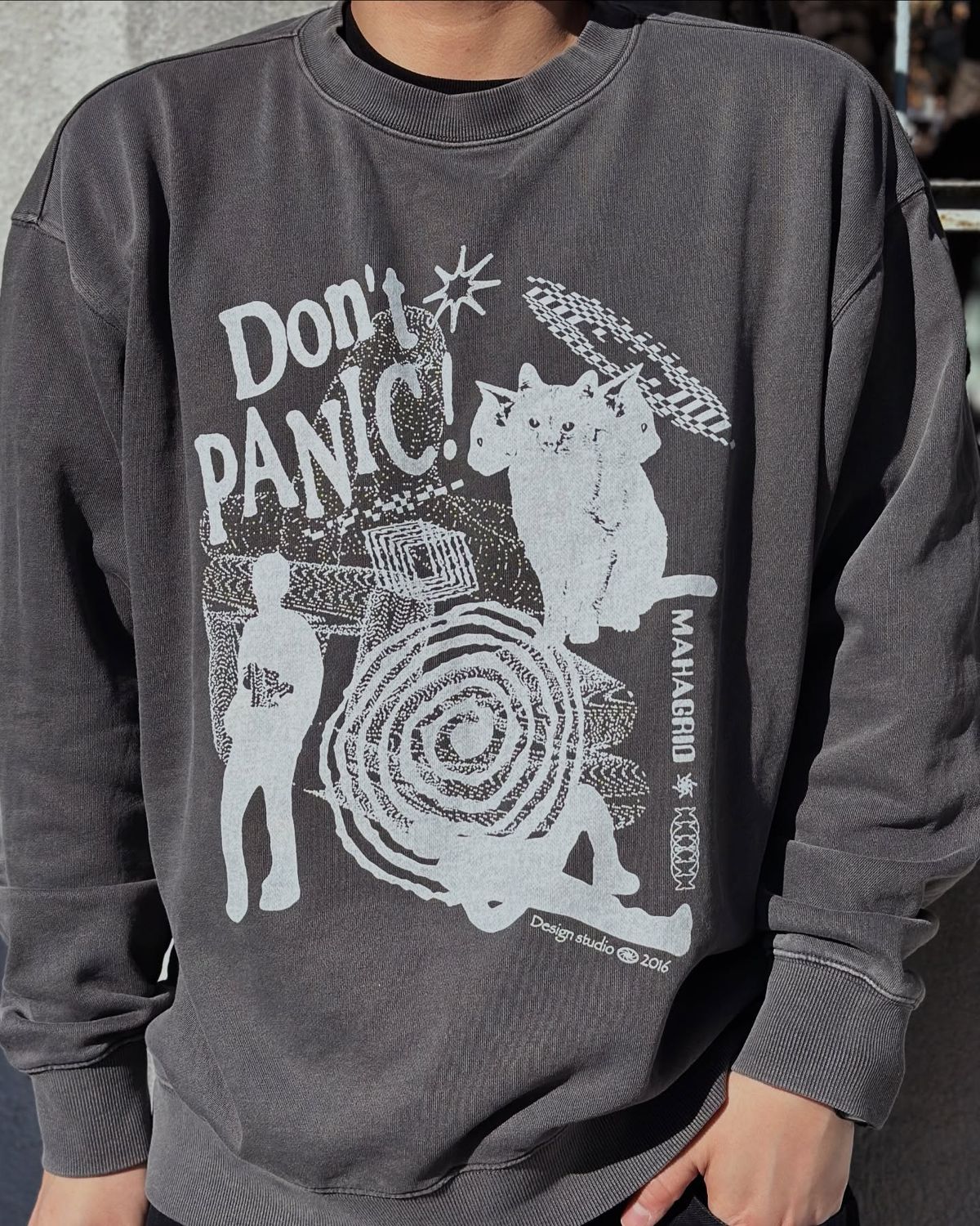 마하그리드(MAHAGRID) DON’T PANIC PIGMENT SWEATSHIRT CHARCOAL(MG2DSMM441A)