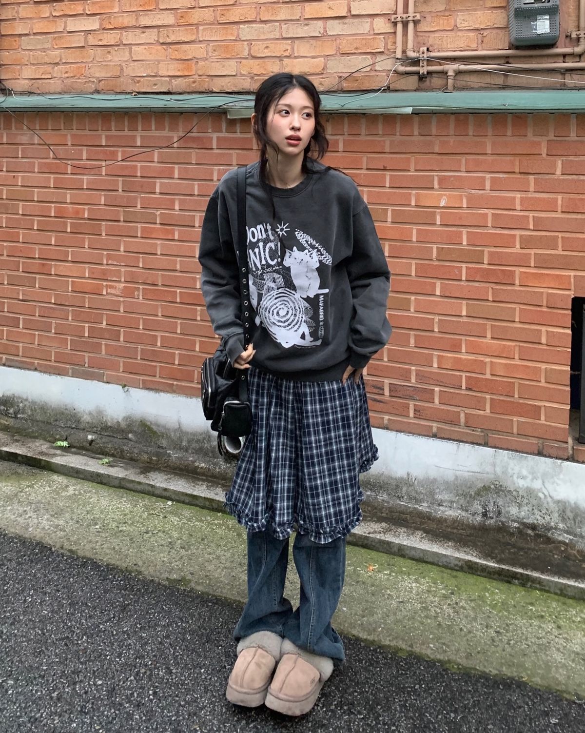 마하그리드(MAHAGRID) DON’T PANIC PIGMENT SWEATSHIRT CHARCOAL(MG2DSMM441A)