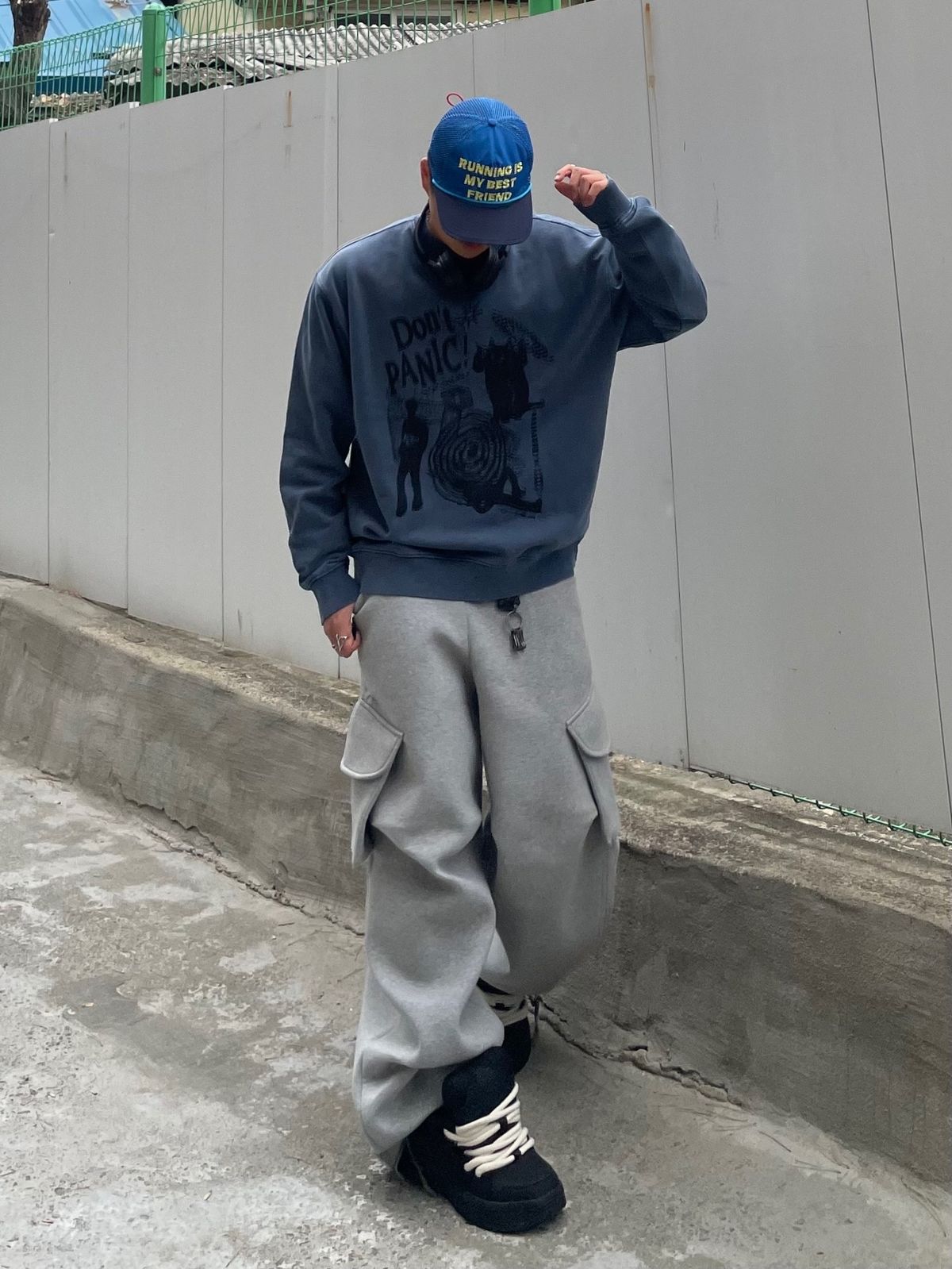 마하그리드(MAHAGRID) DON’T PANIC PIGMENT SWEATSHIRT NAVY(MG2DSMM441A)
