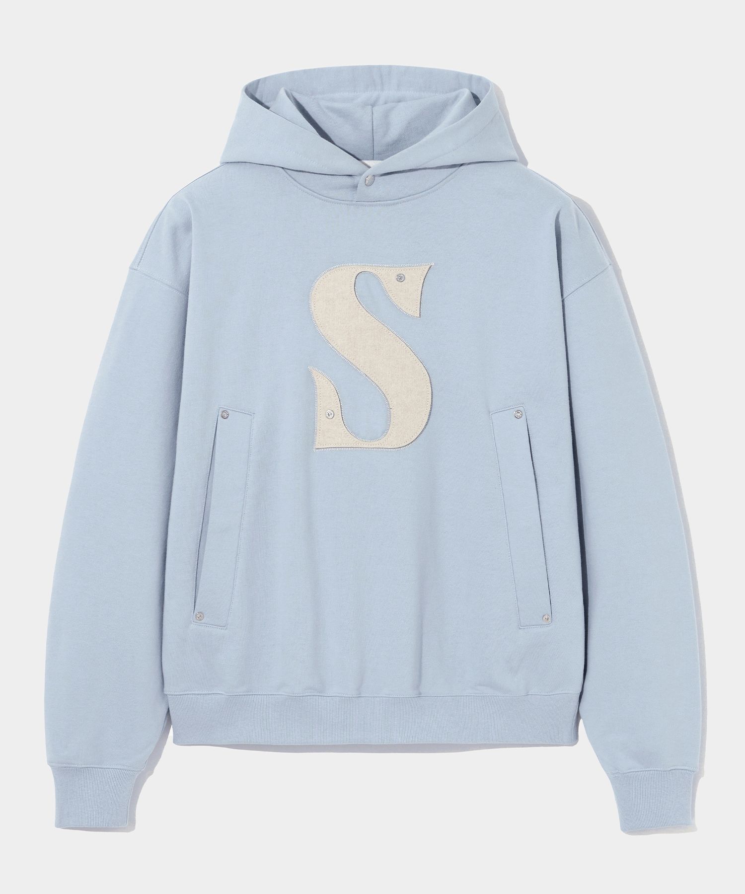 MUSINSA公式 | SATUR Rivet Appliqué Pocket Logo Hoodie Sky Blue