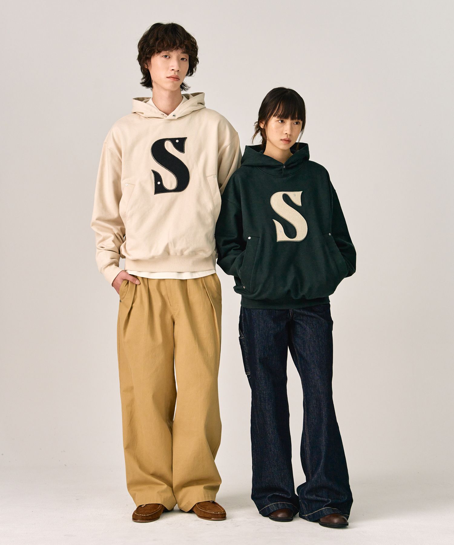 MUSINSA公式 | SATUR Rivet Appliqué Pocket Logo Hoodie Sky Blue