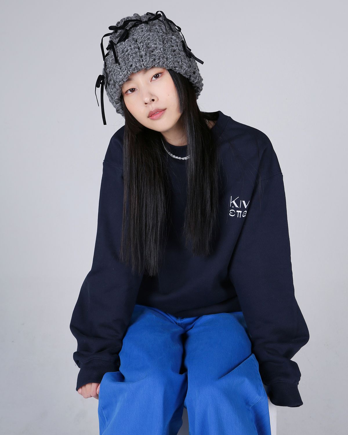 키네타(KINETTA) 클래식 자수 로고 스웻셔츠 네이비