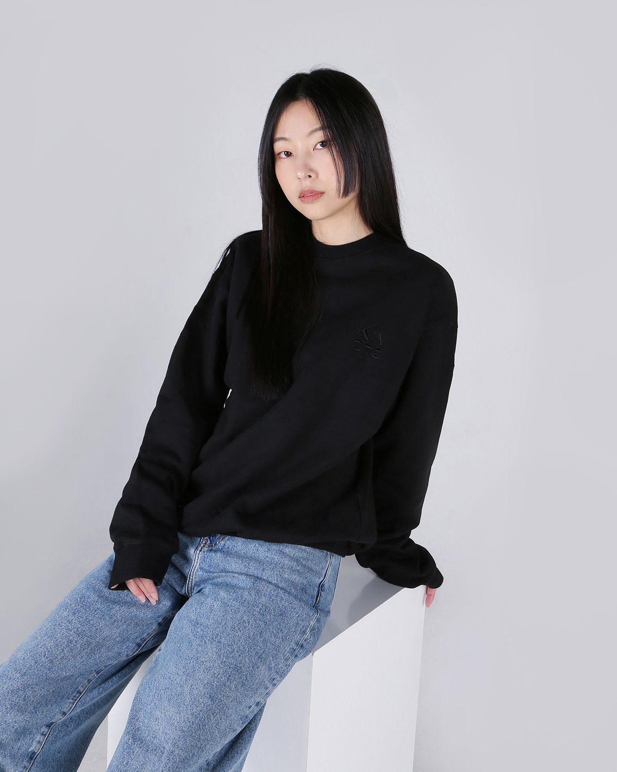 키네타(KINETTA) 클래식 자수 로고 스웻셔츠 블랙