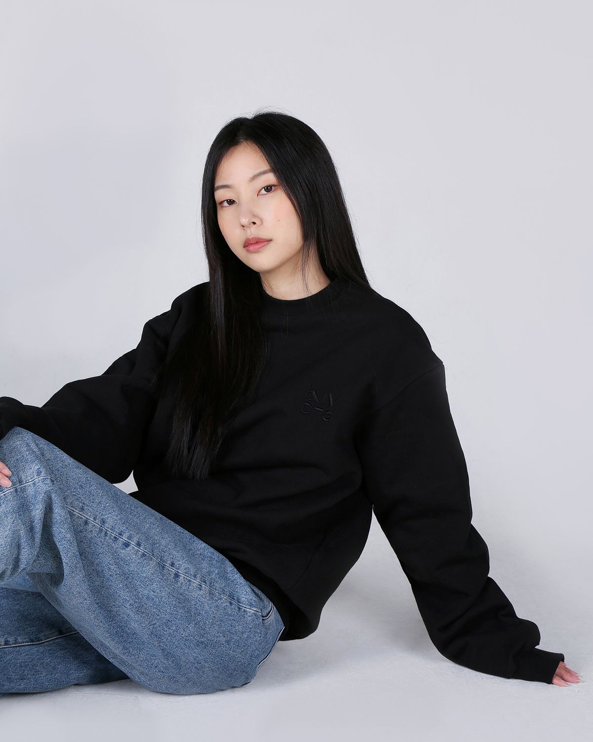 키네타(KINETTA) 클래식 자수 로고 스웻셔츠 블랙