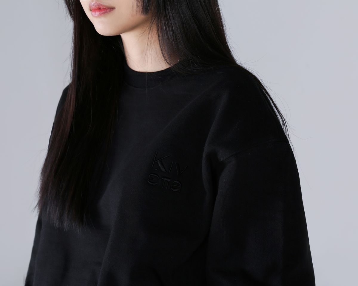 키네타(KINETTA) 클래식 자수 로고 스웻셔츠 블랙