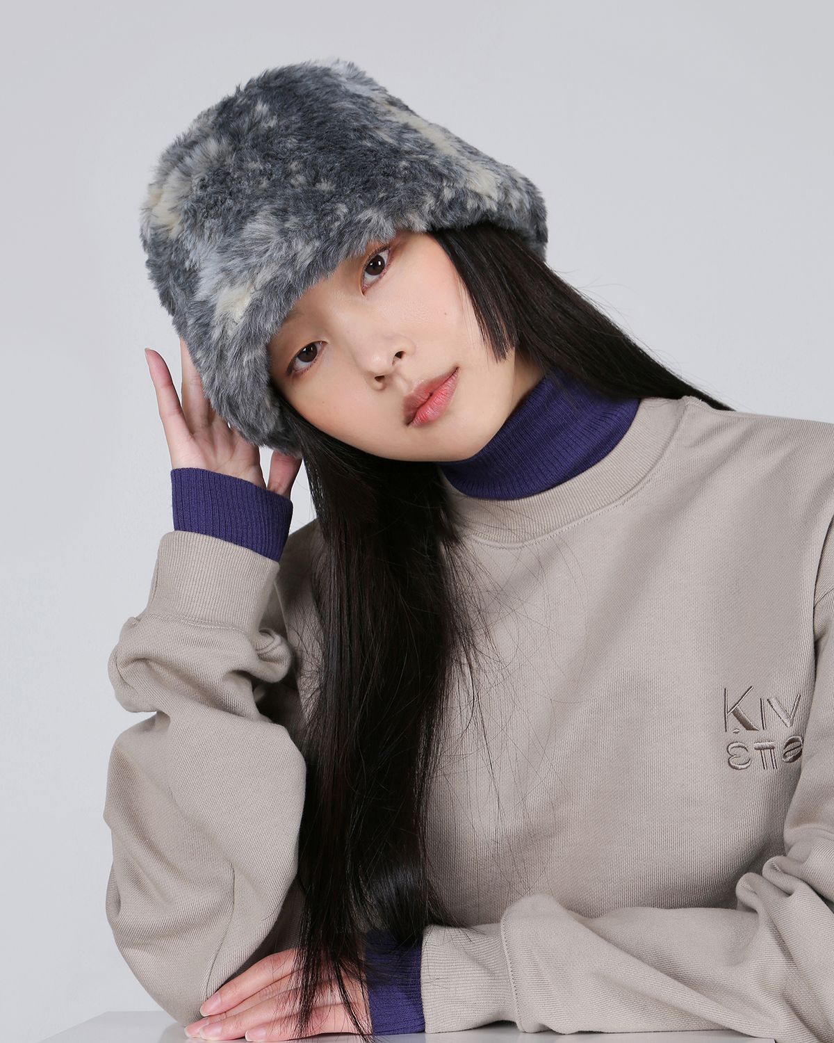 키네타(KINETTA) 클래식 자수 로고 스웻셔츠 샌드 베이지