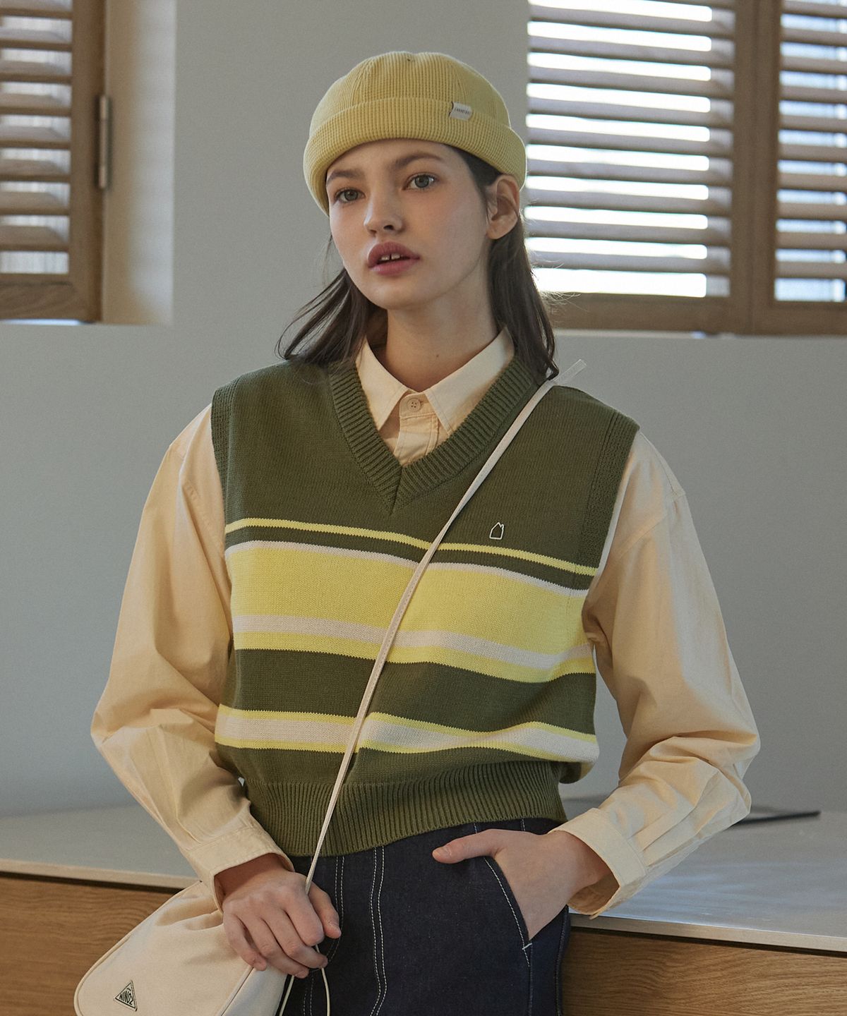 꼬모니노즈(COMONINOZ) STRIPE KNIT VEST [KHAKI]