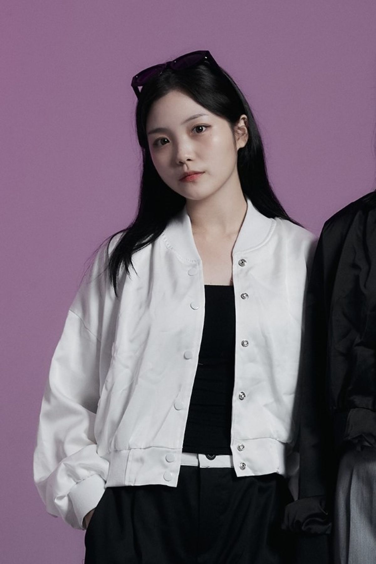 어퍼스트로피 콤마(APOSTROPHE COMMA) 사틴 바시티 자켓 블루종 점퍼 (화이트)
