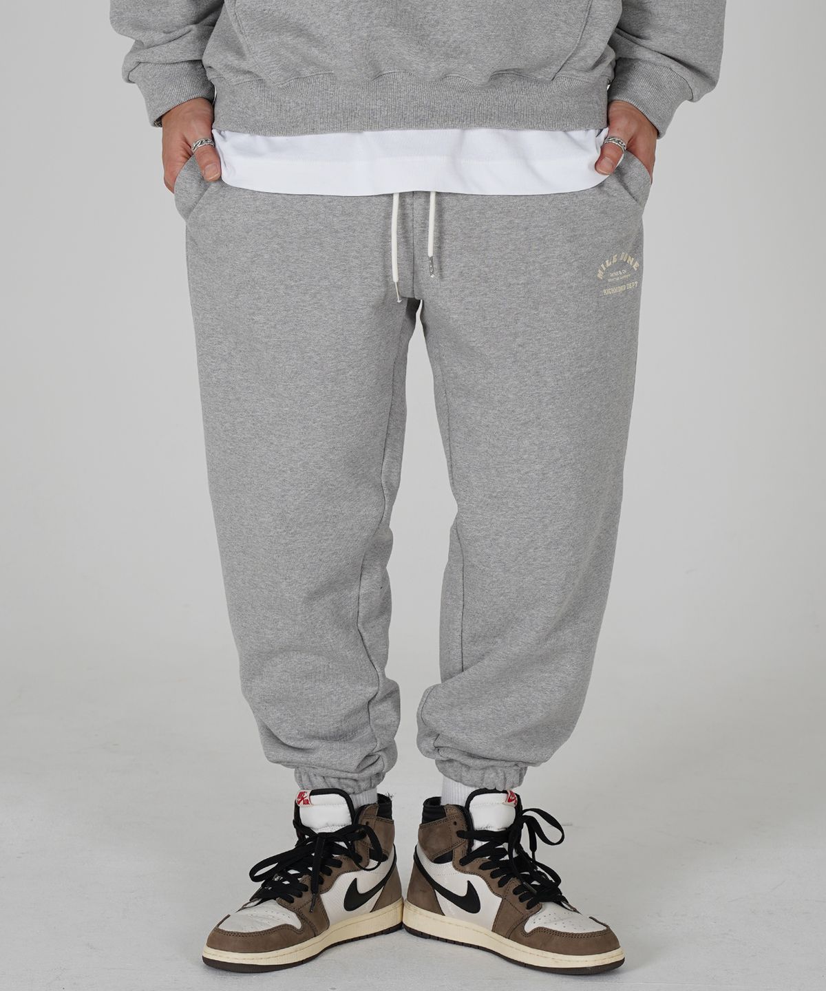 더마일(THEMILE) MILEDONE 마일던 시그니쳐 스웨트 팬츠[GREY]
