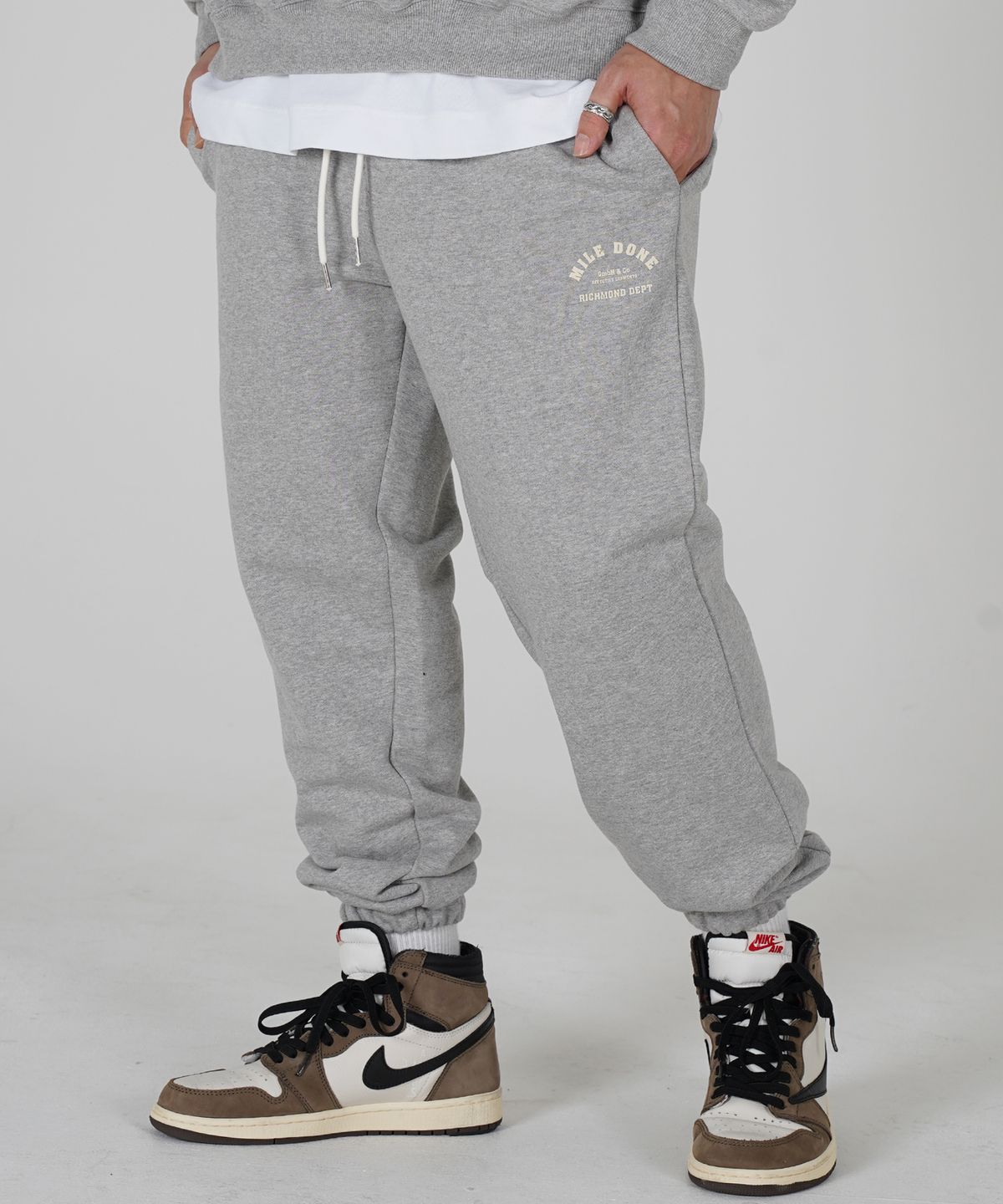 더마일(THEMILE) MILEDONE 마일던 시그니쳐 스웨트 팬츠[GREY]