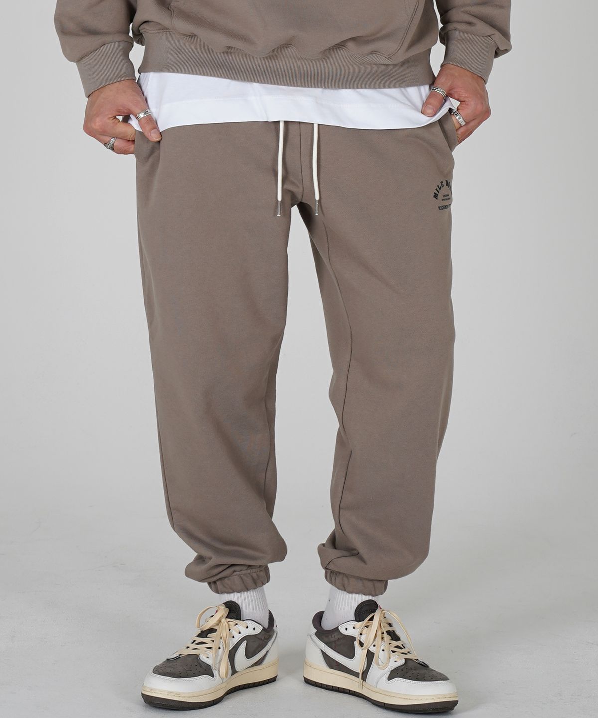 더마일(THEMILE) MILEDONE 마일던 시그니쳐 스웨트 팬츠[BROWN]