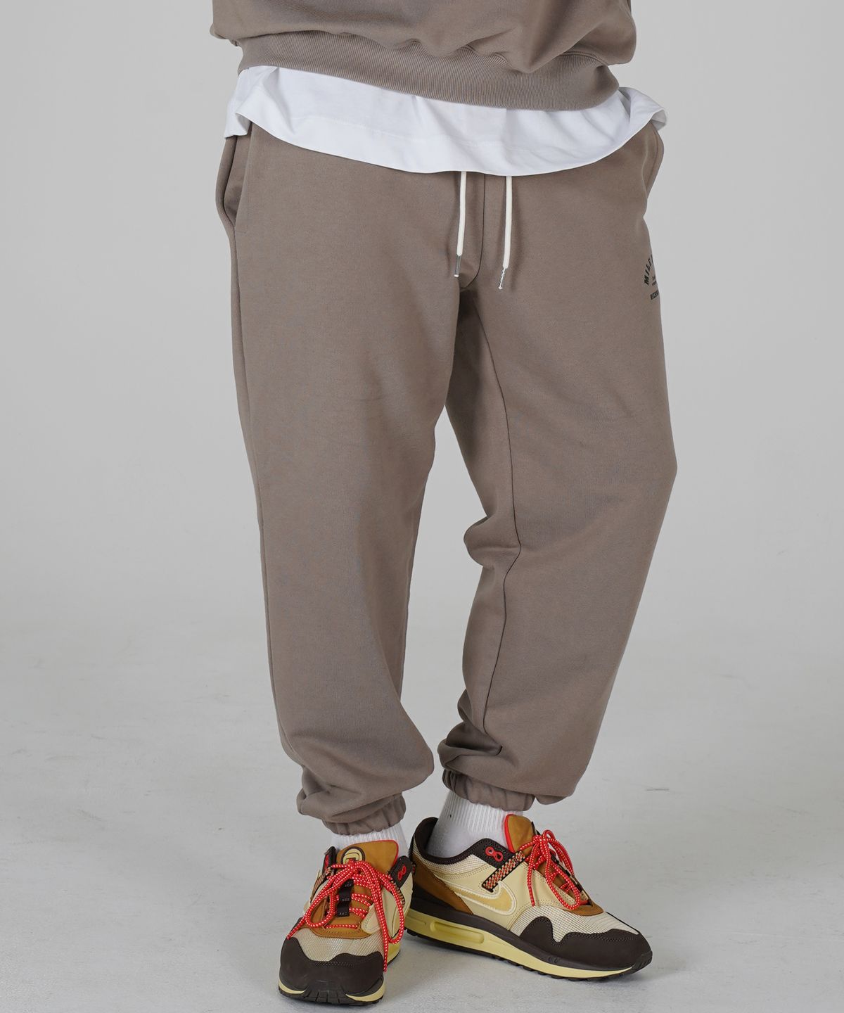 더마일(THEMILE) MILEDONE 마일던 시그니쳐 스웨트 팬츠[BROWN]