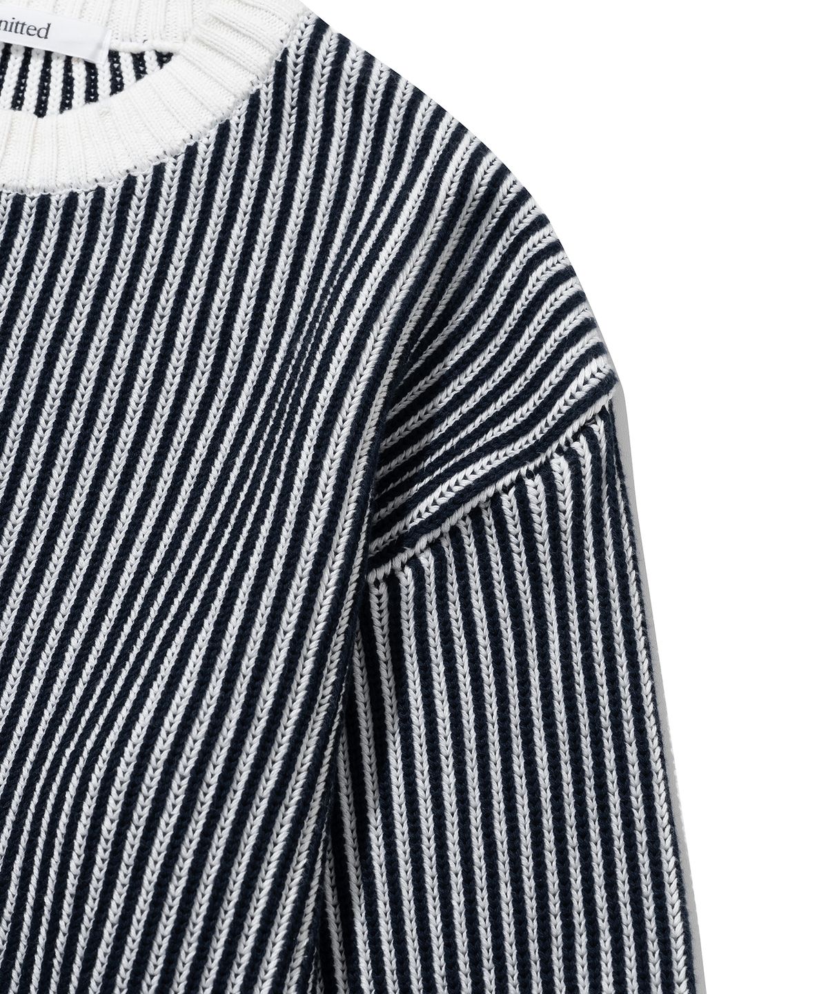 니티드(KNITTED) [니티드X깡스타일리스트] 코튼 미니멀 라운드 니트 STRIPE NAVY