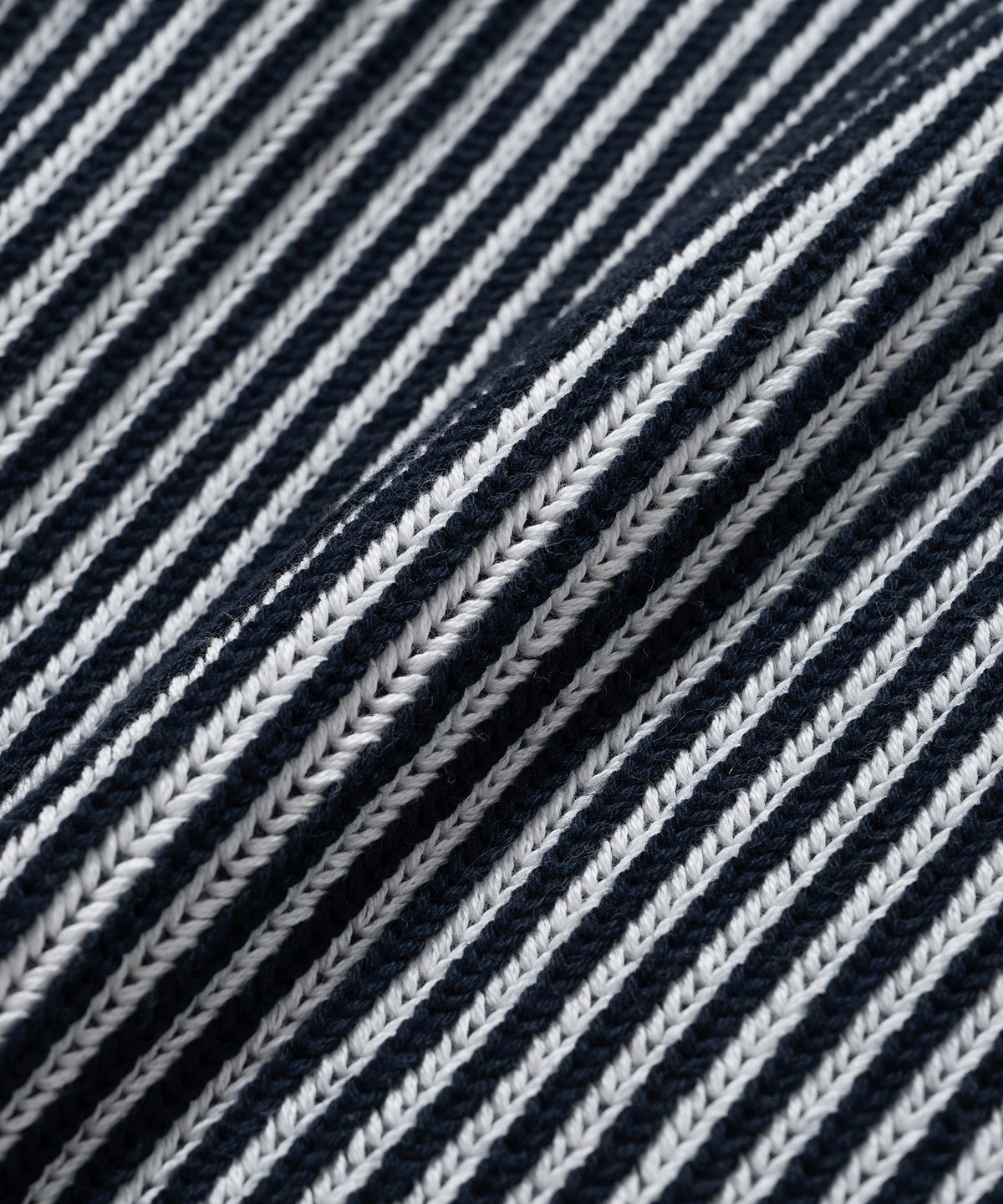 니티드(KNITTED) [니티드X깡스타일리스트] 코튼 미니멀 라운드 니트 STRIPE NAVY