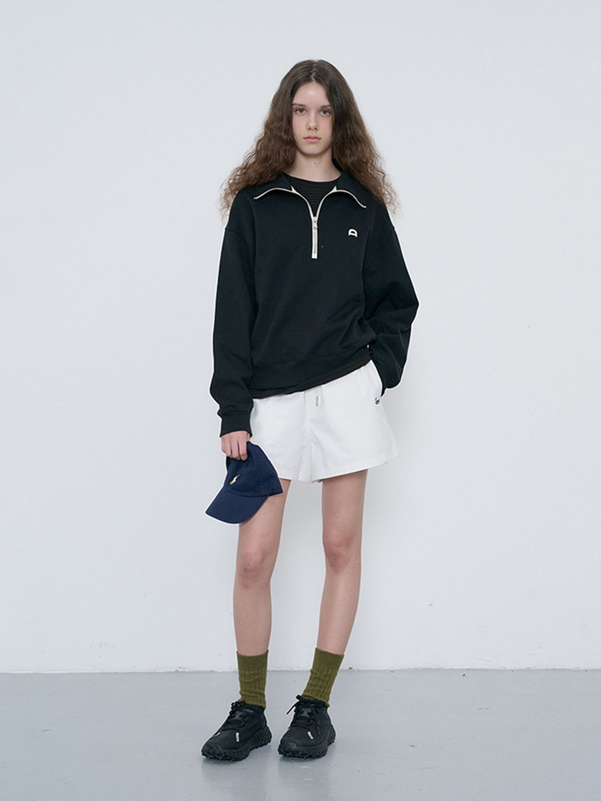 던스트(DUNST) UNISEX LEATHER LOGO HALF ZIP-UP SWEATSHIRT_UDTS6C107_BLACK