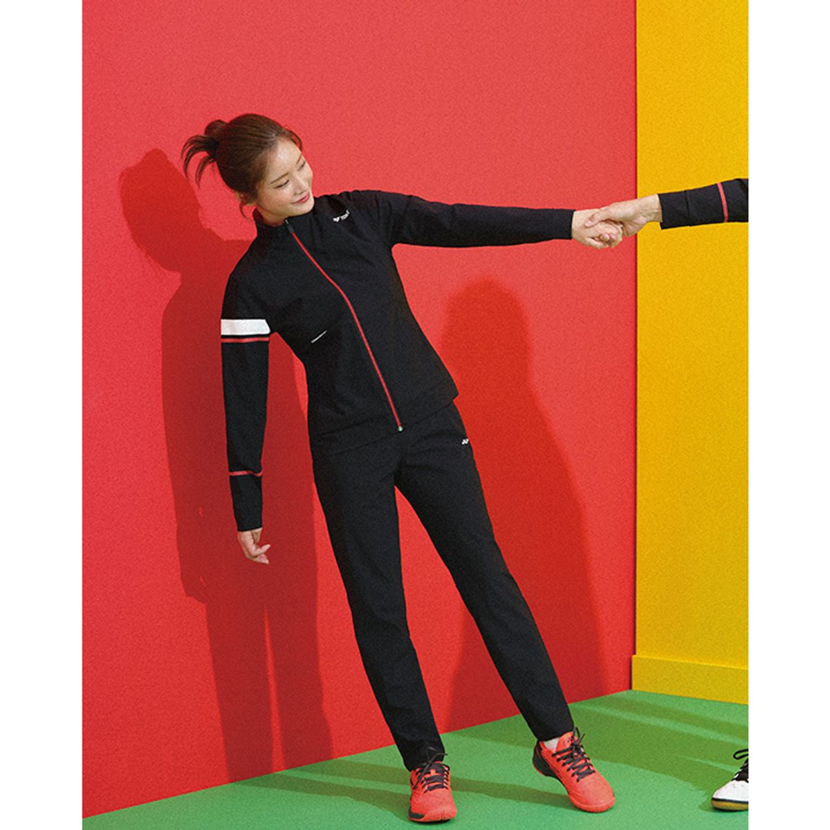 요넥스(YONEX) 221WU010F 블랙 여성 언밸런스 트레이닝 자켓