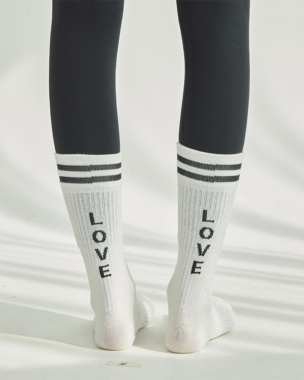 러브유어바디(LOVEYOURBODY) 크롭 맨투맨 & 플리스 조거팬츠 & LOVE SOCKS 세트 (3PCS 세트)