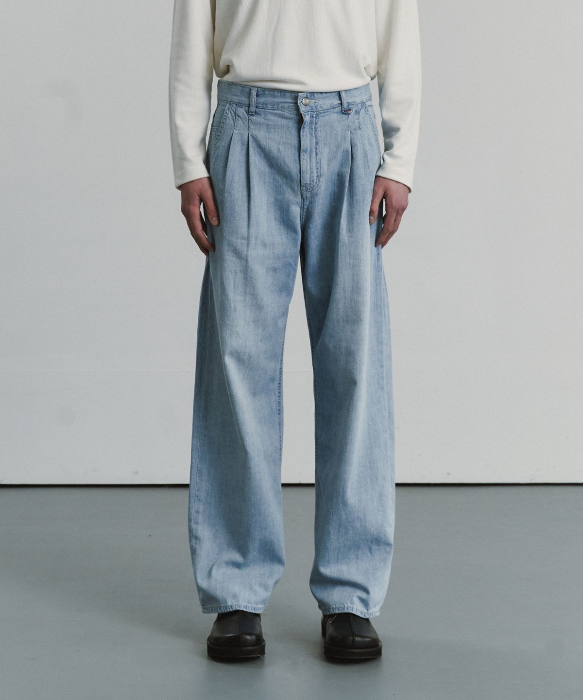 포트너스(FOTTNERS) Light Two Tuck Wide Jeans (L.Blue)