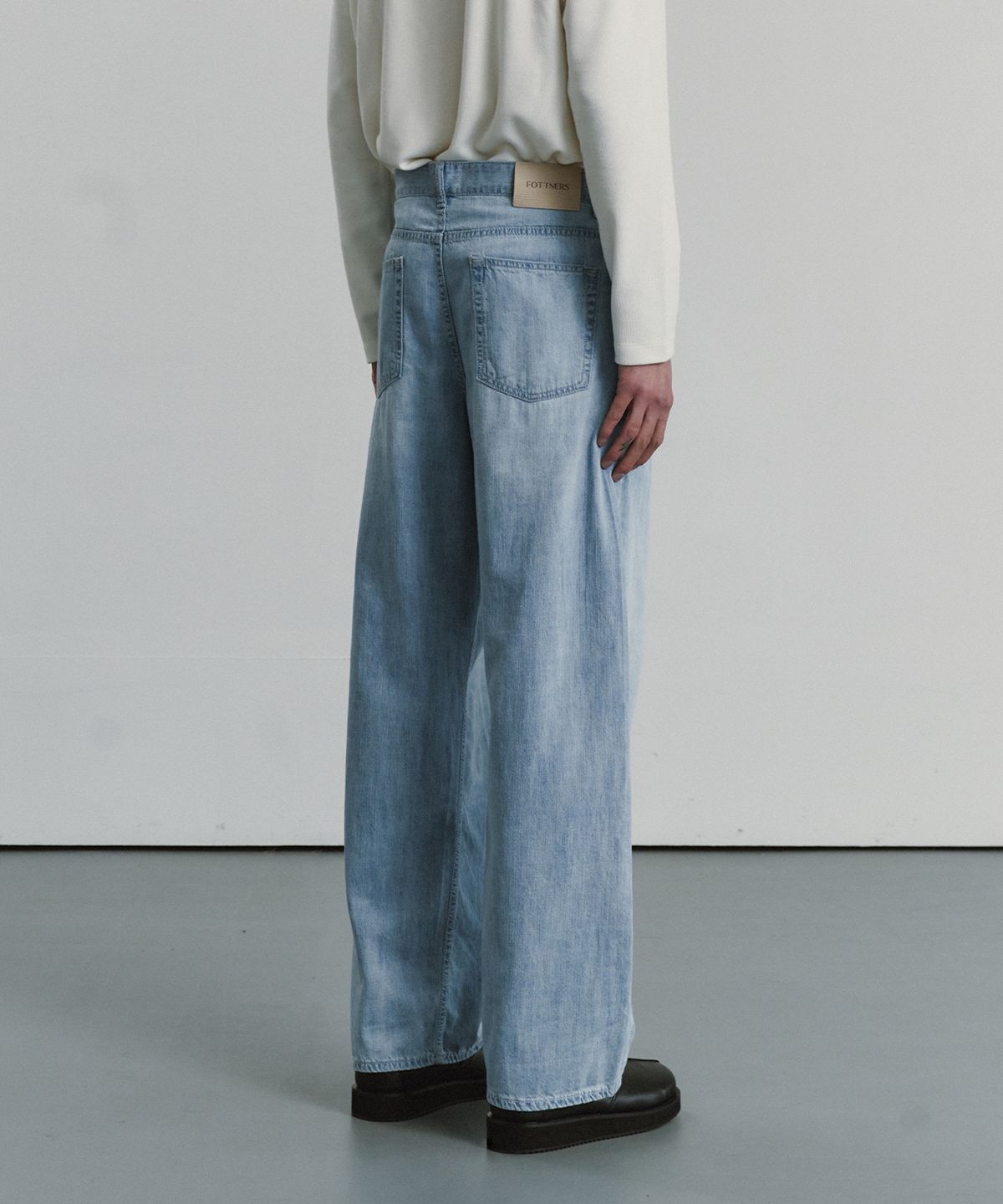 포트너스(FOTTNERS) Light Two Tuck Wide Jeans (L.Blue)