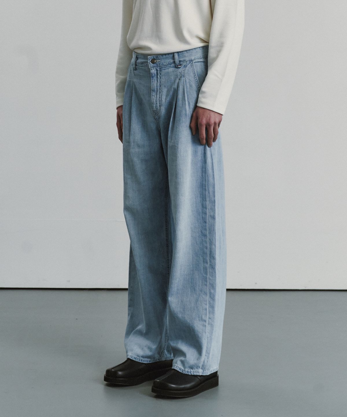 포트너스(FOTTNERS) Light Two Tuck Wide Jeans (L.Blue)