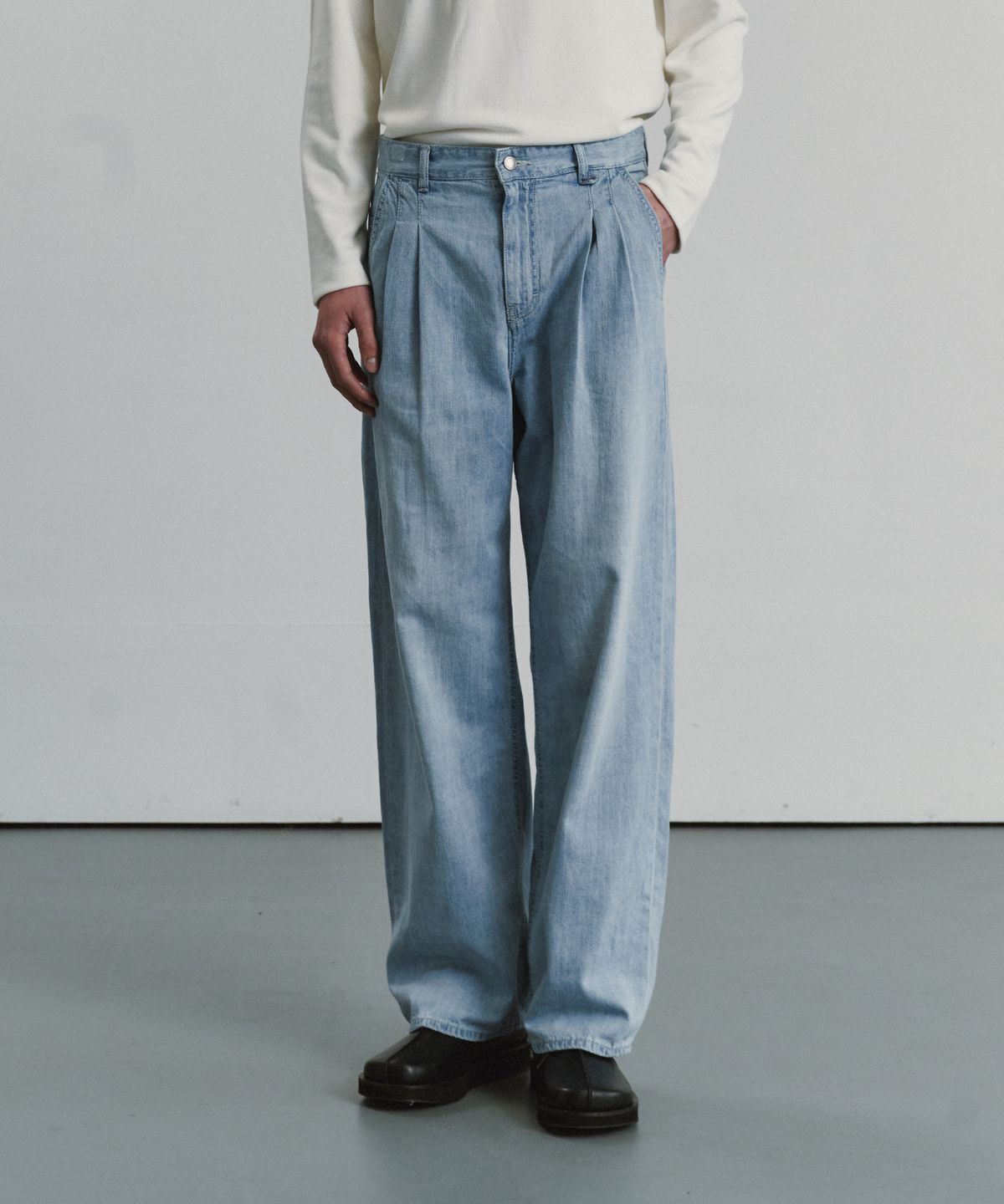 포트너스(FOTTNERS) Light Two Tuck Wide Jeans (L.Blue)