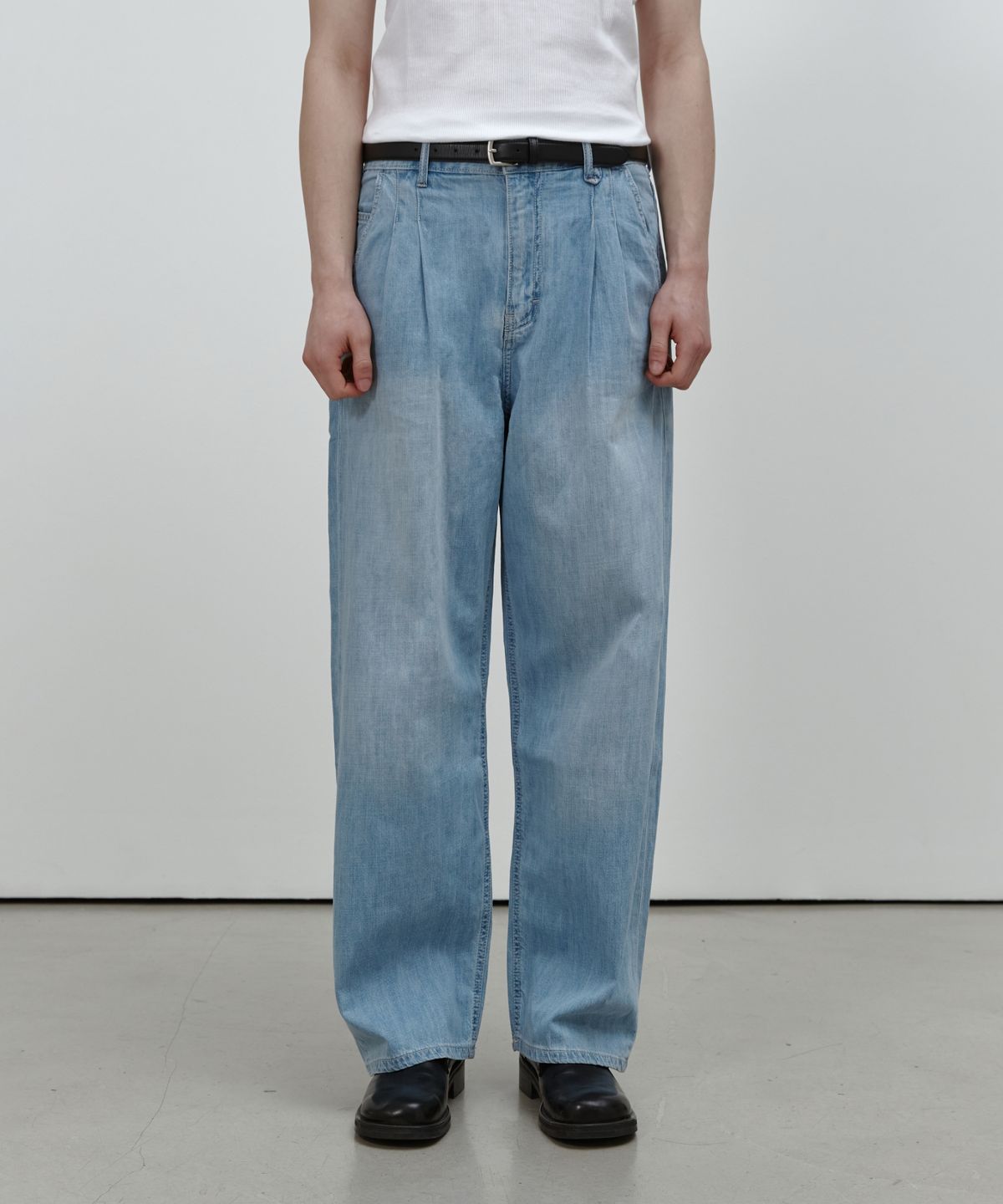 포트너스(FOTTNERS) Light Two Tuck Wide Jeans (L.Blue)