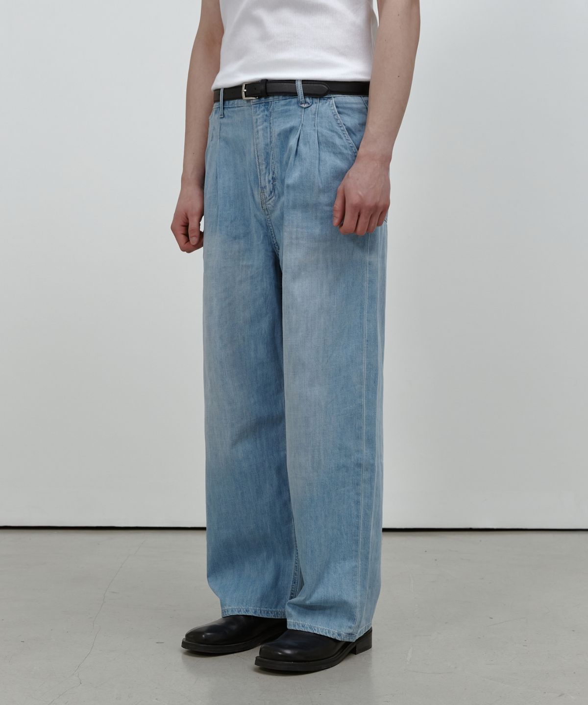 포트너스(FOTTNERS) Light Two Tuck Wide Jeans (L.Blue)