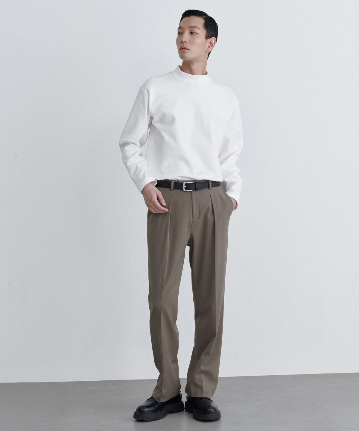 무신사 스탠다드(MUSINSA STANDARD) 리버스 원 턱 와이드 히든 밴딩 슬랙스 [더스티 베이지]