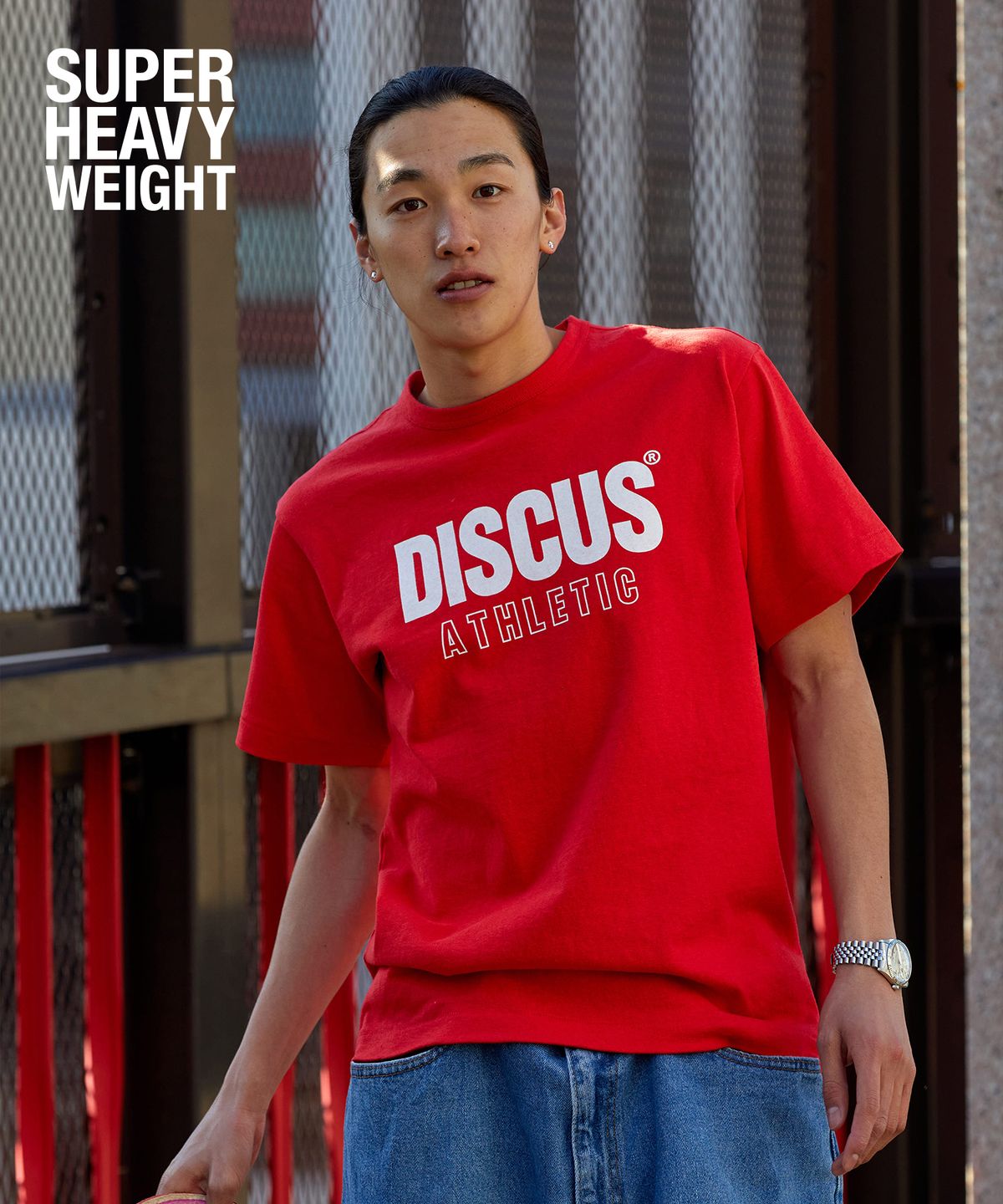 디스커스 애슬레틱(DISCUS ATHLETIC) 슈퍼 헤비웨이트 레귤러 핏 레터 로고 티셔츠 레드
