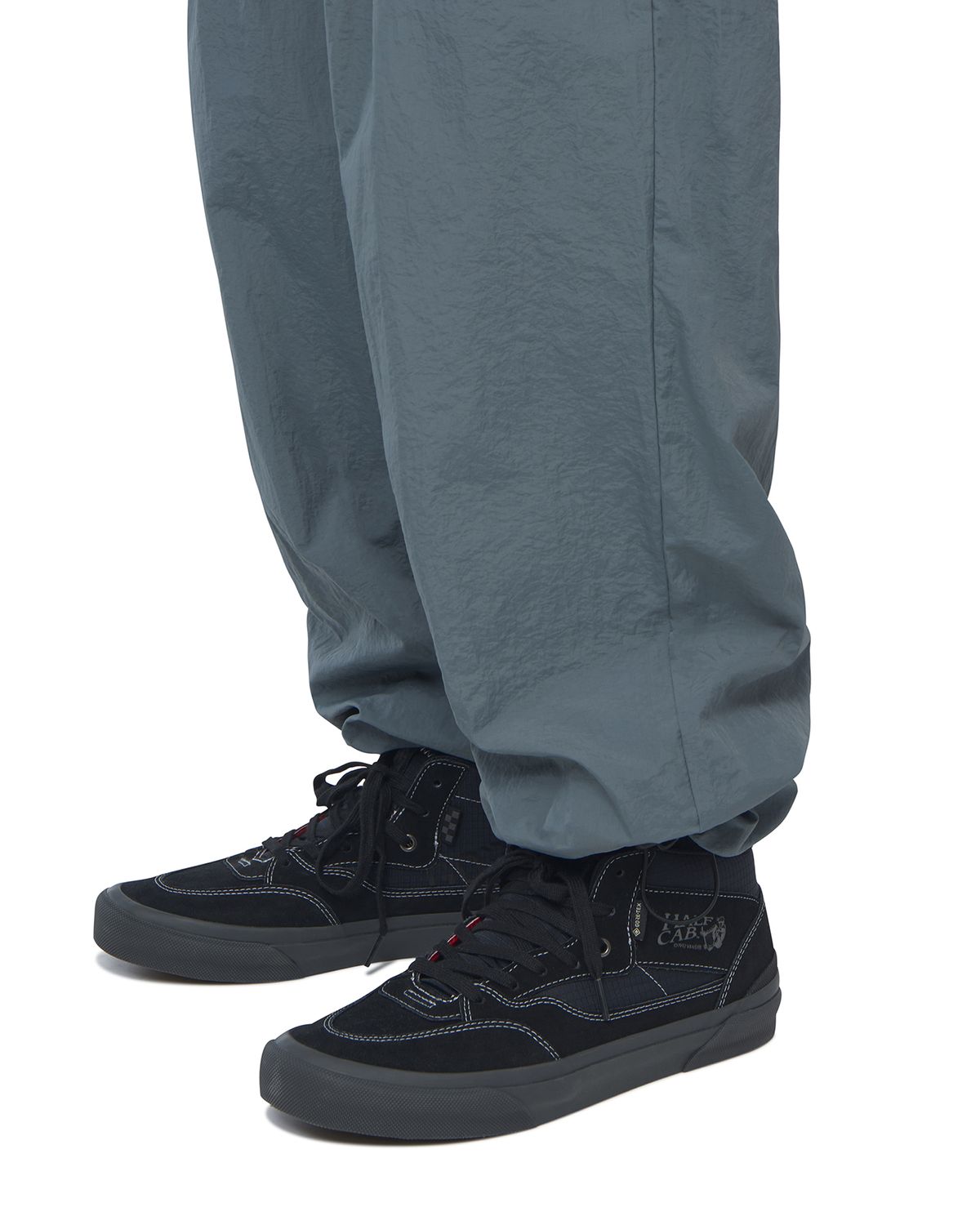 노매뉴얼(NOMANUAL) TWO TUCK NYLON PANTS - CHARCOAL
