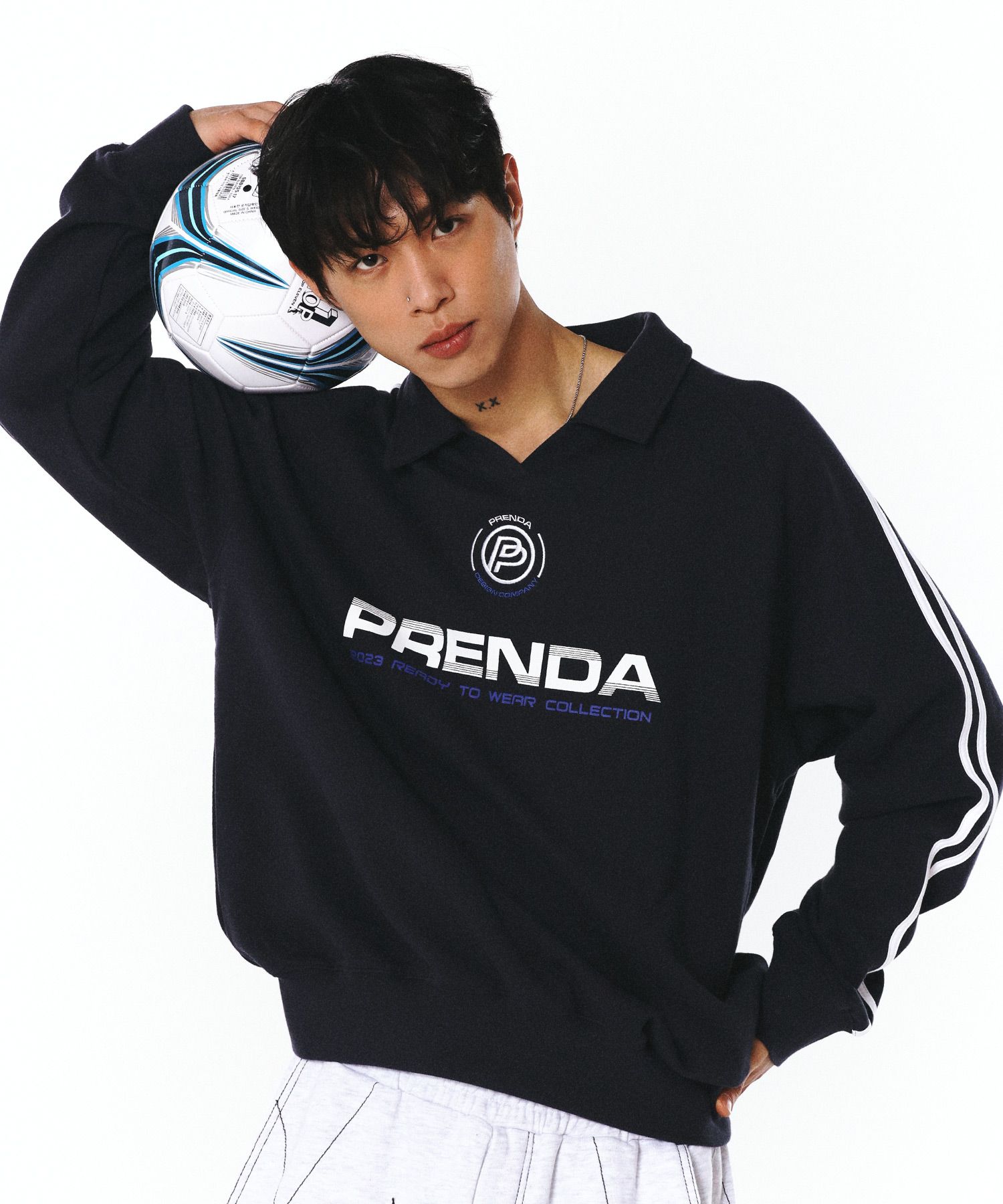 ●PRENDA●2023 SPORTY LOGO COLLARED SWEATSHIRT 男女兼用 MUSINSA公式 | PRENDA 2023 SPORTY LOGO COLLARED SWEATSHIRT NAVY