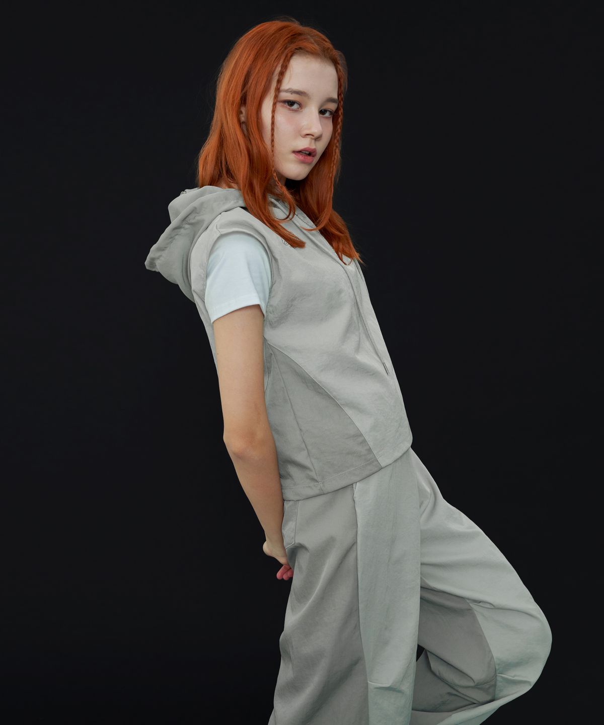 팬시클럽(FANCY CLUB) [NF] 유틸리티 나일론 핀턱 팬츠 (LIGHT GRAY)_F23QD843