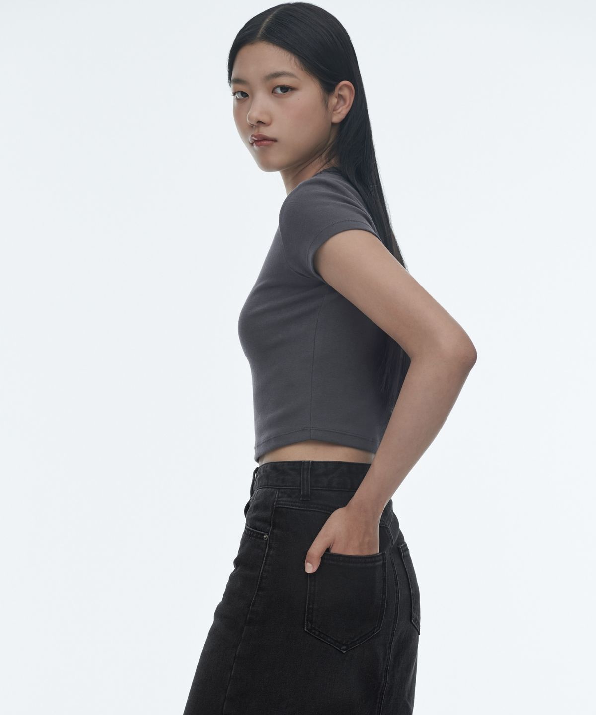 무신사 스탠다드 우먼(MUSINSA STANDARD WOMAN) 우먼즈 슬림 크롭 크루 넥 티셔츠 [다크 그레이]